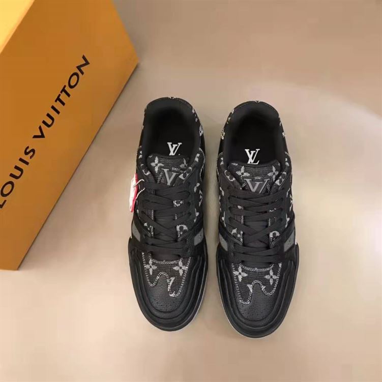 LOUIS VUITTON TRAINER SNEAKER   LVS045