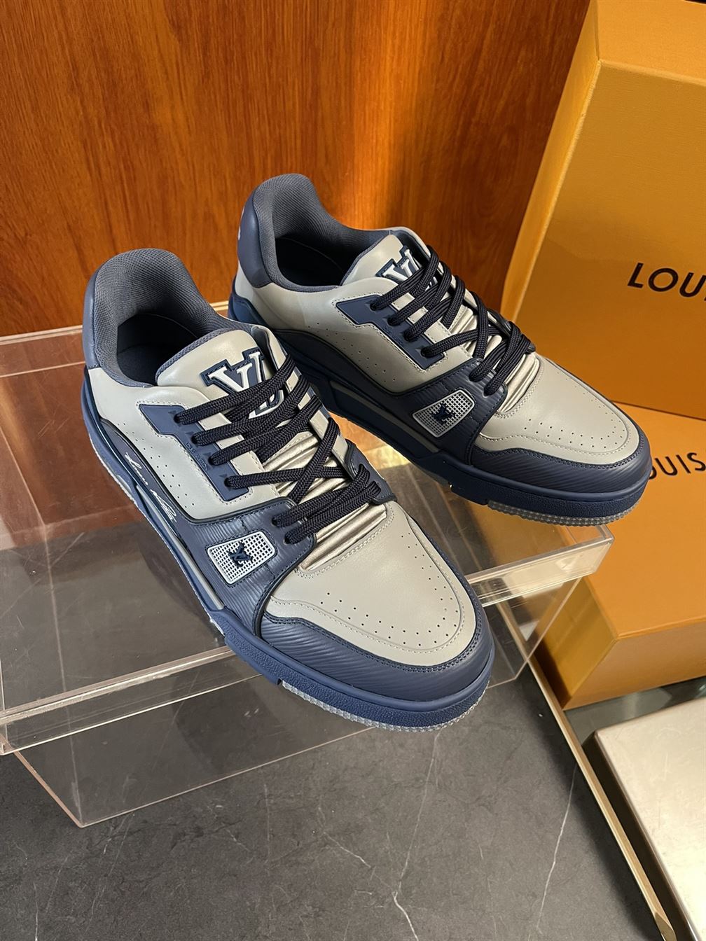 LOUIS VUITTON LV TRAINER SNEAKER   LVS062