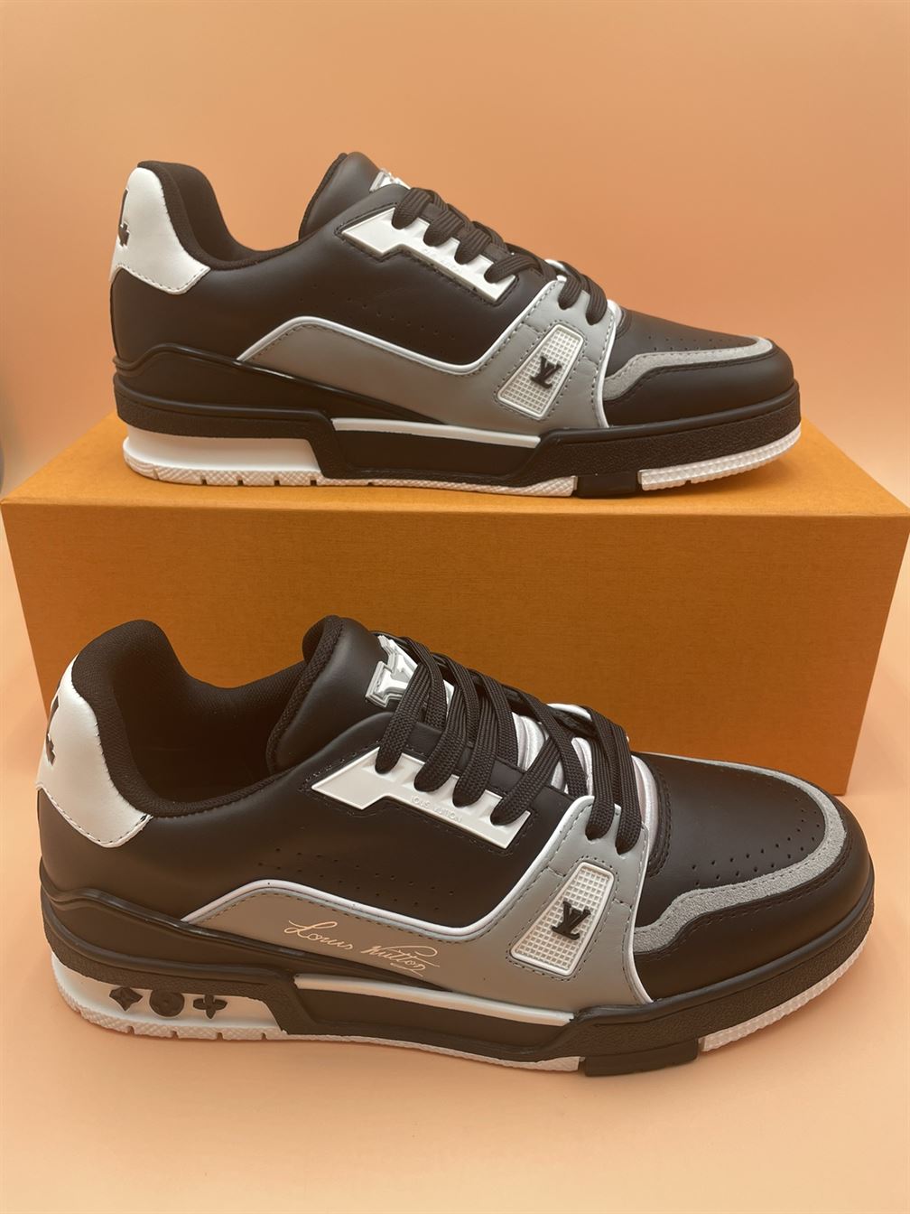 LOUIS VUITTON TRAINER SNEAKER BLACK   LVS126