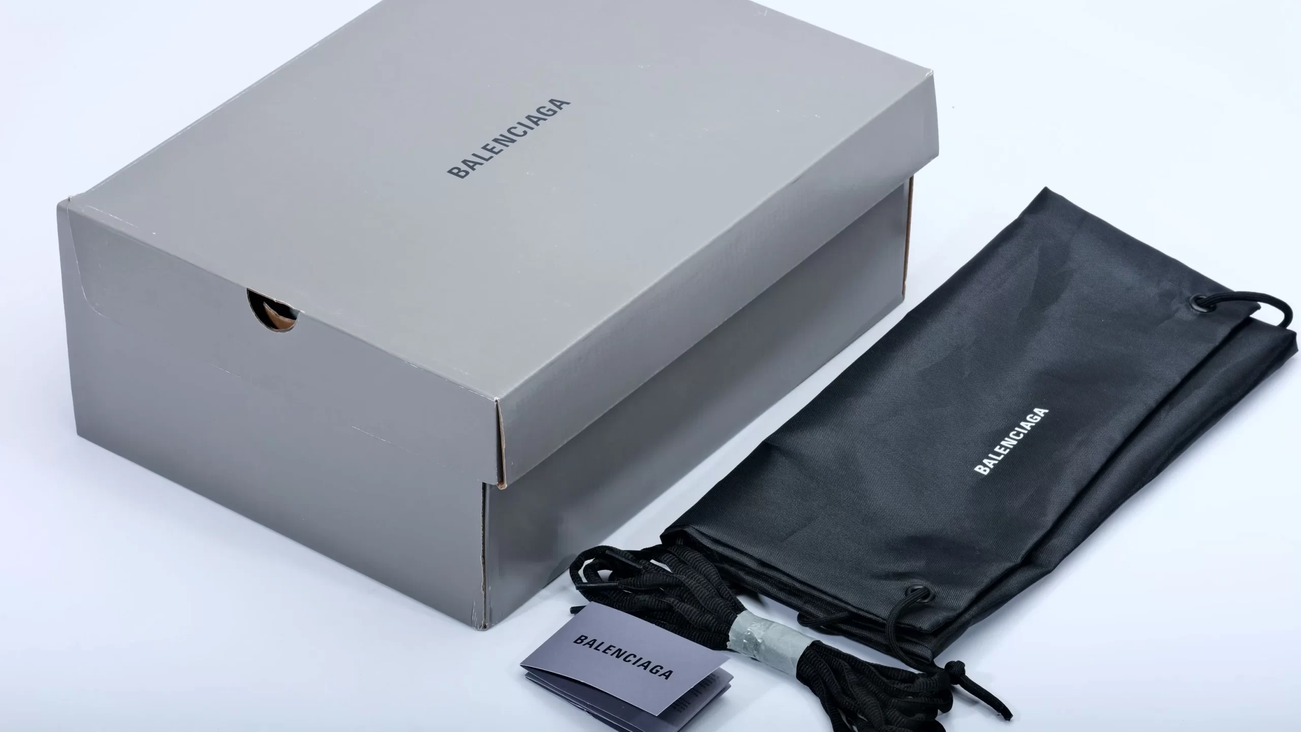 Runner Graffiti Sneaker in Red and black mesh and nylon