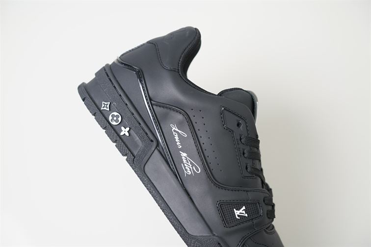 LOUIS VUITTON TRAINER SNEAKER   LVS084