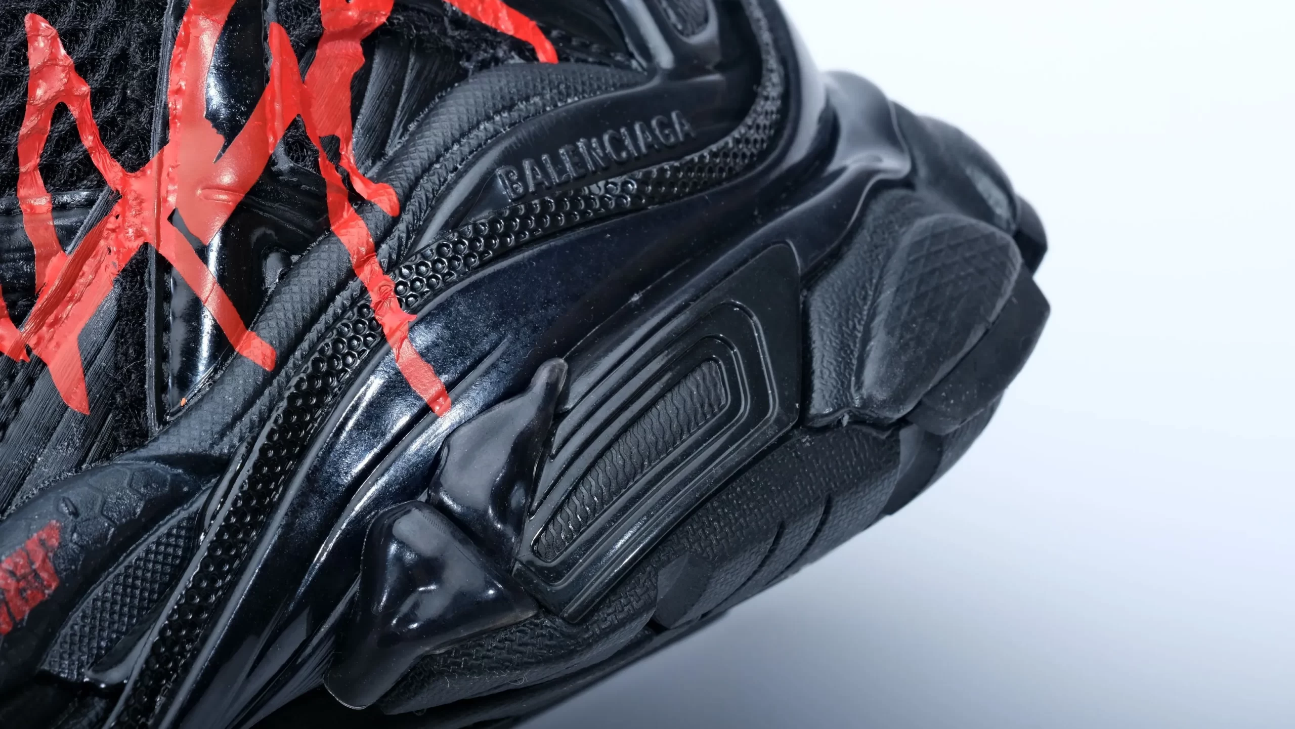 Runner Graffiti Sneaker in Red and black mesh and nylon