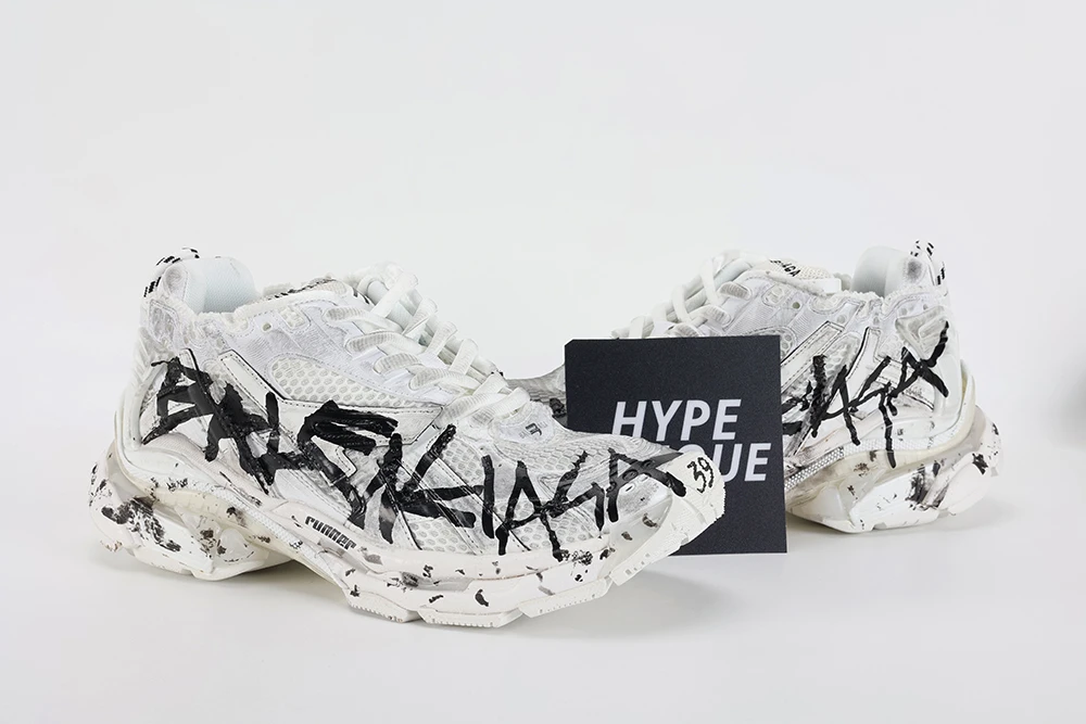 Runner Graffiti Sneaker in white and black mesh and nylon