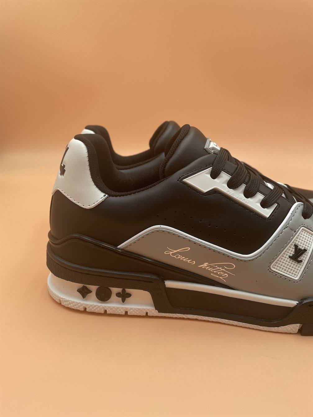 LOUIS VUITTON TRAINER SNEAKER BLACK   LVS126