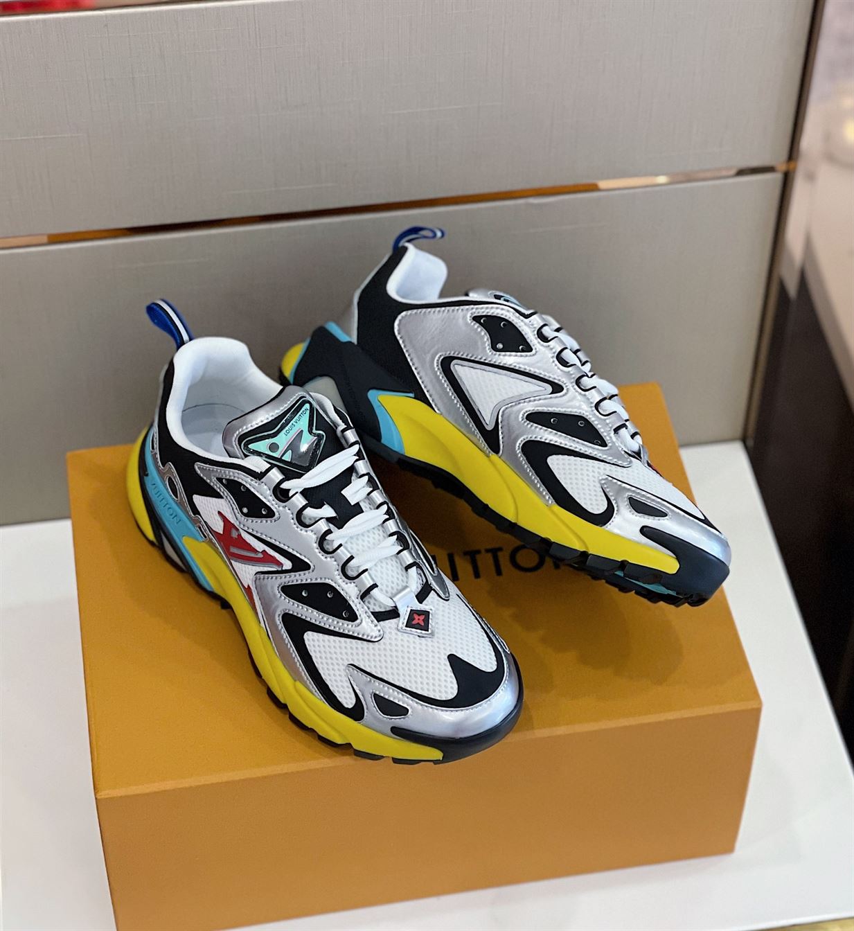 LOUIS VUITTON Dupe RUNNER TATIC SNEAKER   LVS025