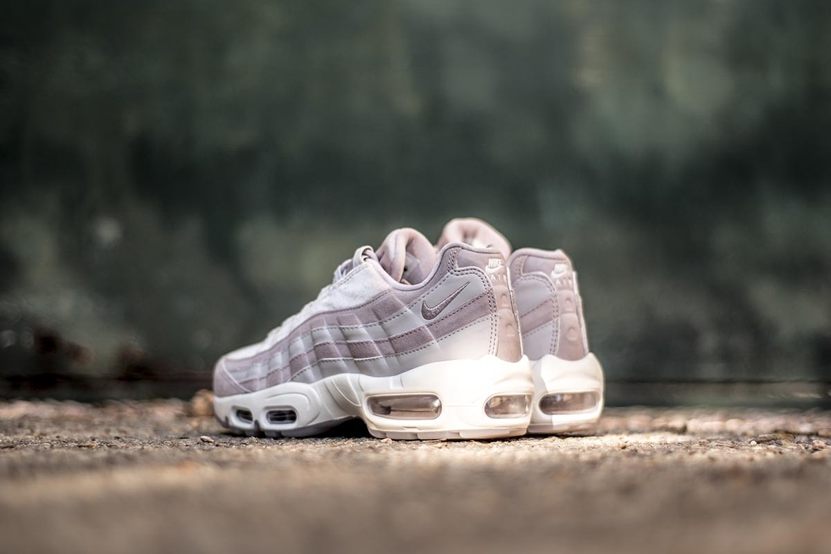 Wmns Air Max 95 LX  Particle Rose  AA1103-600
