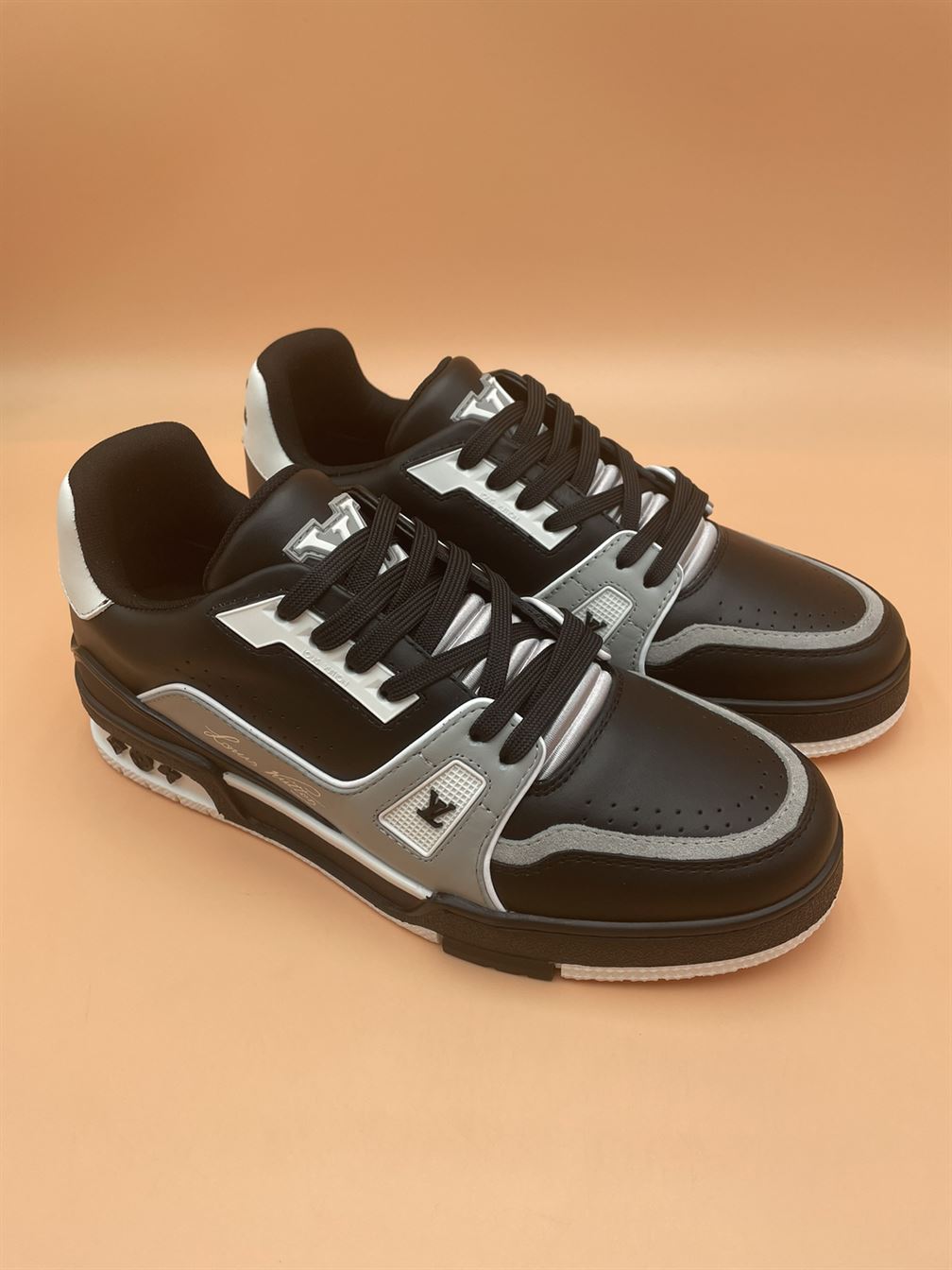 LOUIS VUITTON TRAINER SNEAKER BLACK   LVS126