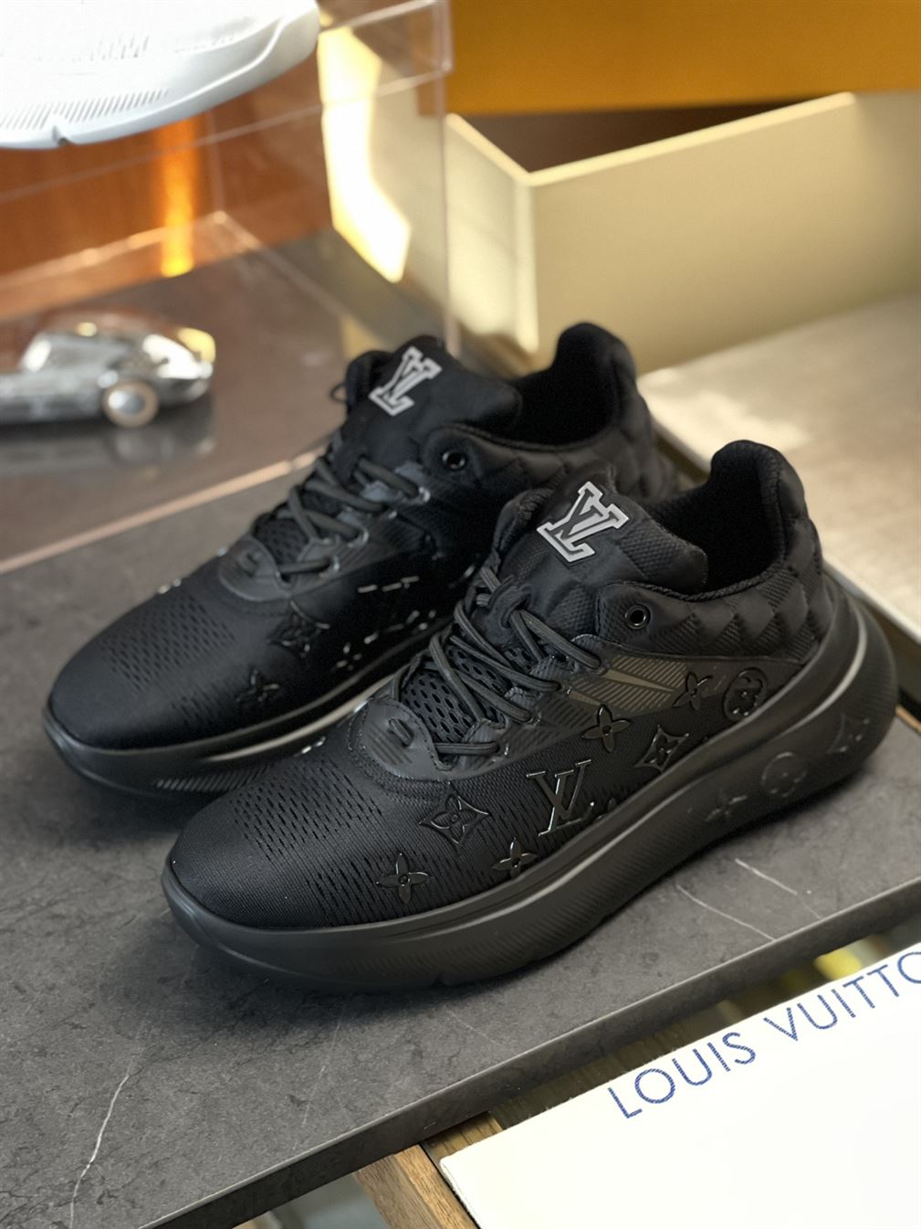 LOUIS VUITTON TRAINER SNEAKER   LVS081