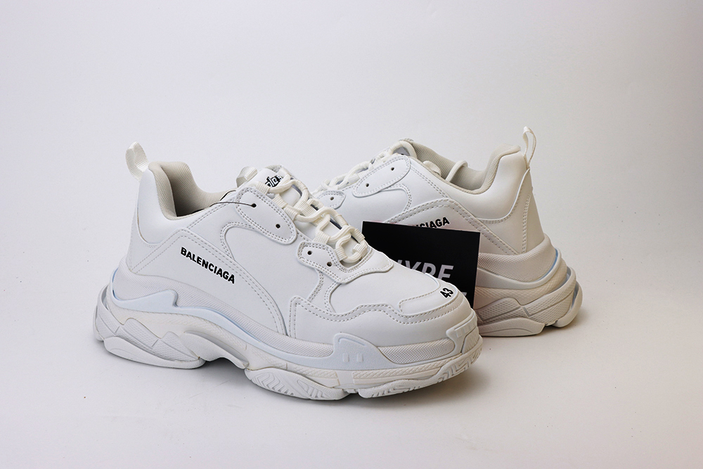 BALENCIAGA TRIPLE S SNEKAER  WHITE