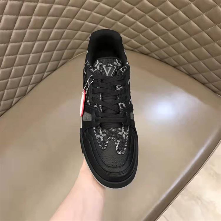 LOUIS VUITTON TRAINER SNEAKER   LVS045