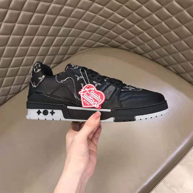 LOUIS VUITTON TRAINER SNEAKER   LVS045