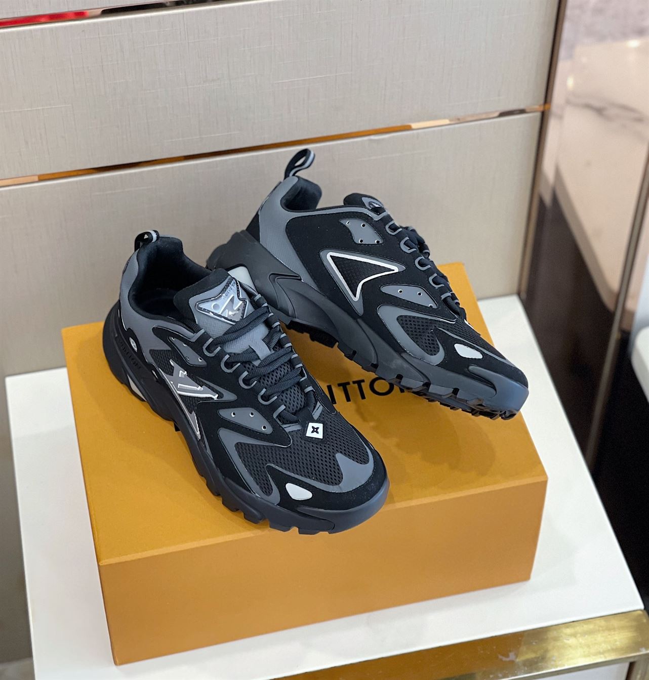 LOUIS VUITTON Dupe RUNNER TATIC SNEAKER   LVS026