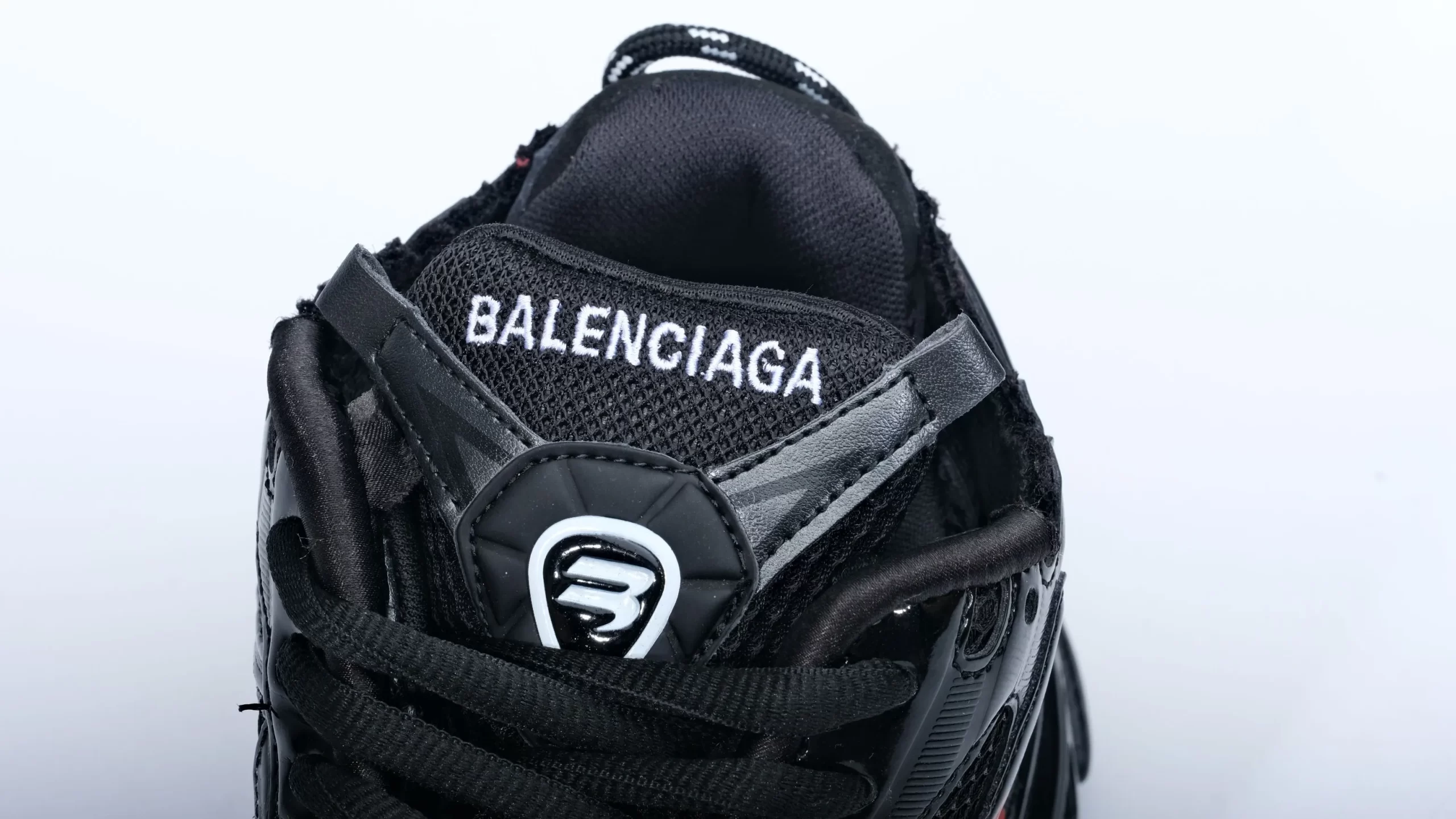 Runner Graffiti Sneaker in Red and black mesh and nylon