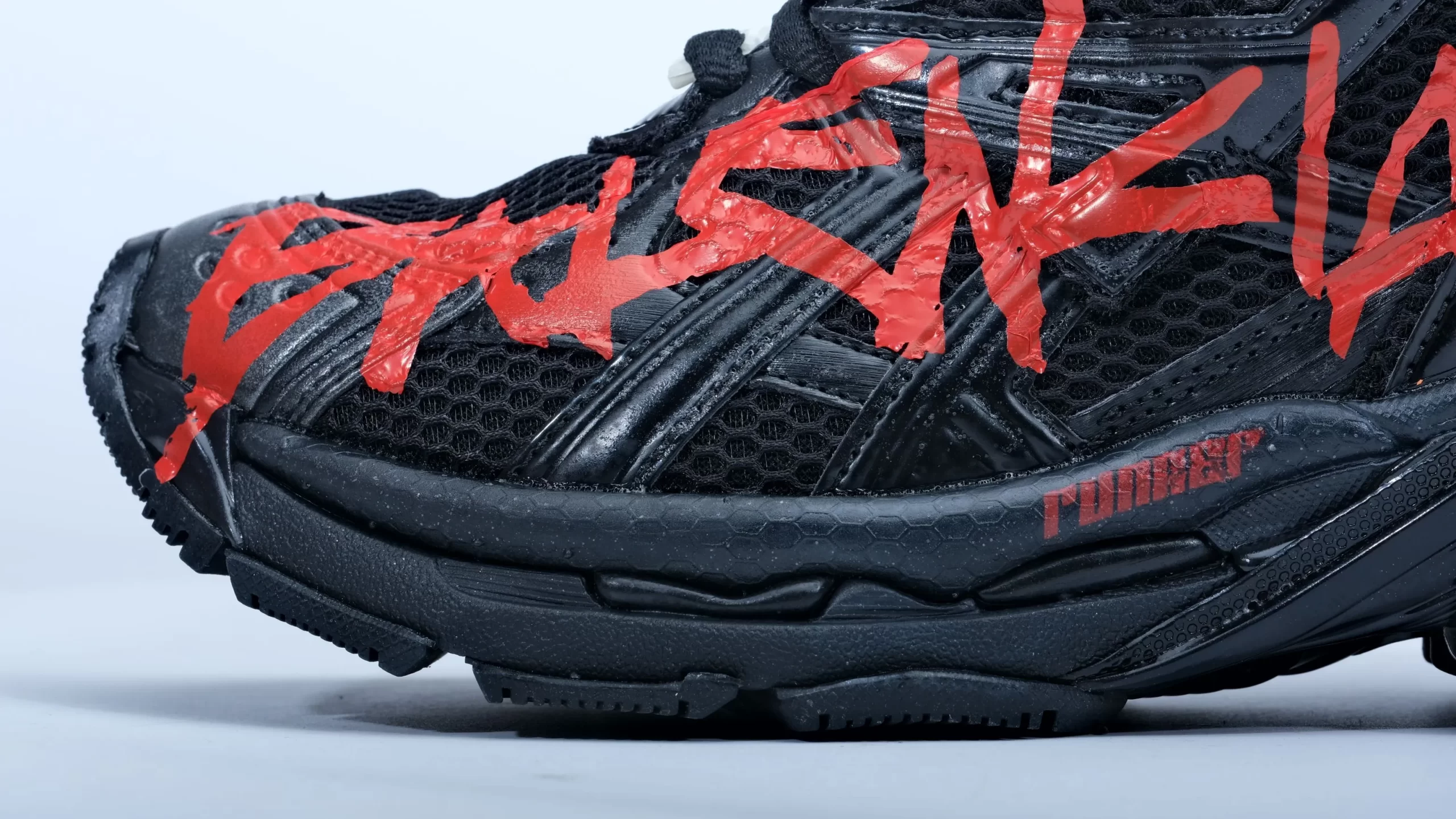 Runner Graffiti Sneaker in Red and black mesh and nylon