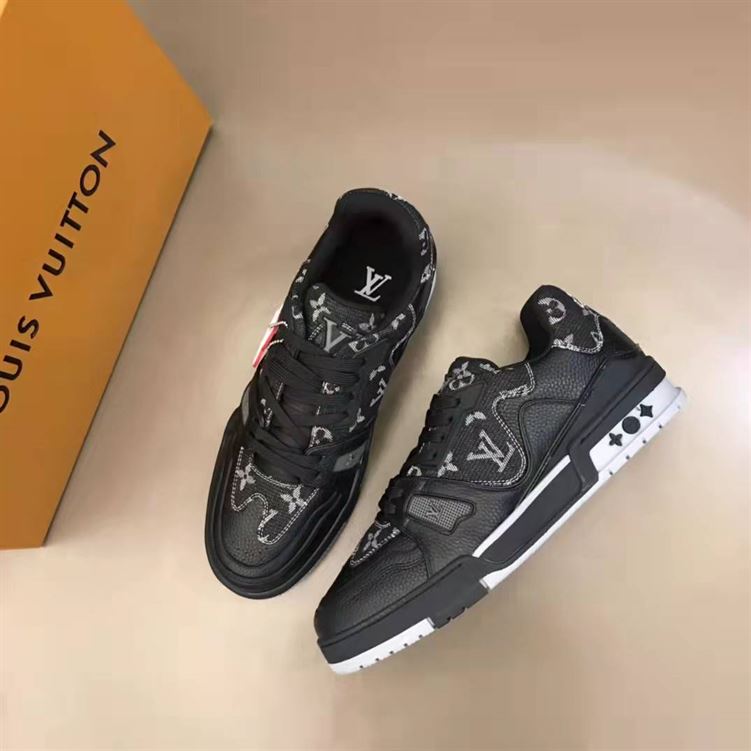 LOUIS VUITTON TRAINER SNEAKER   LVS045