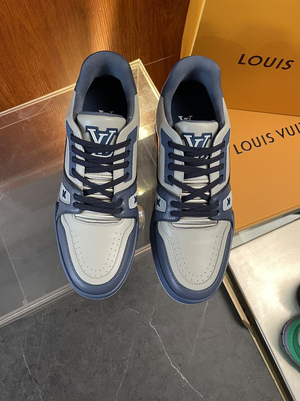 LOUIS VUITTON LV TRAINER SNEAKER   LVS062
