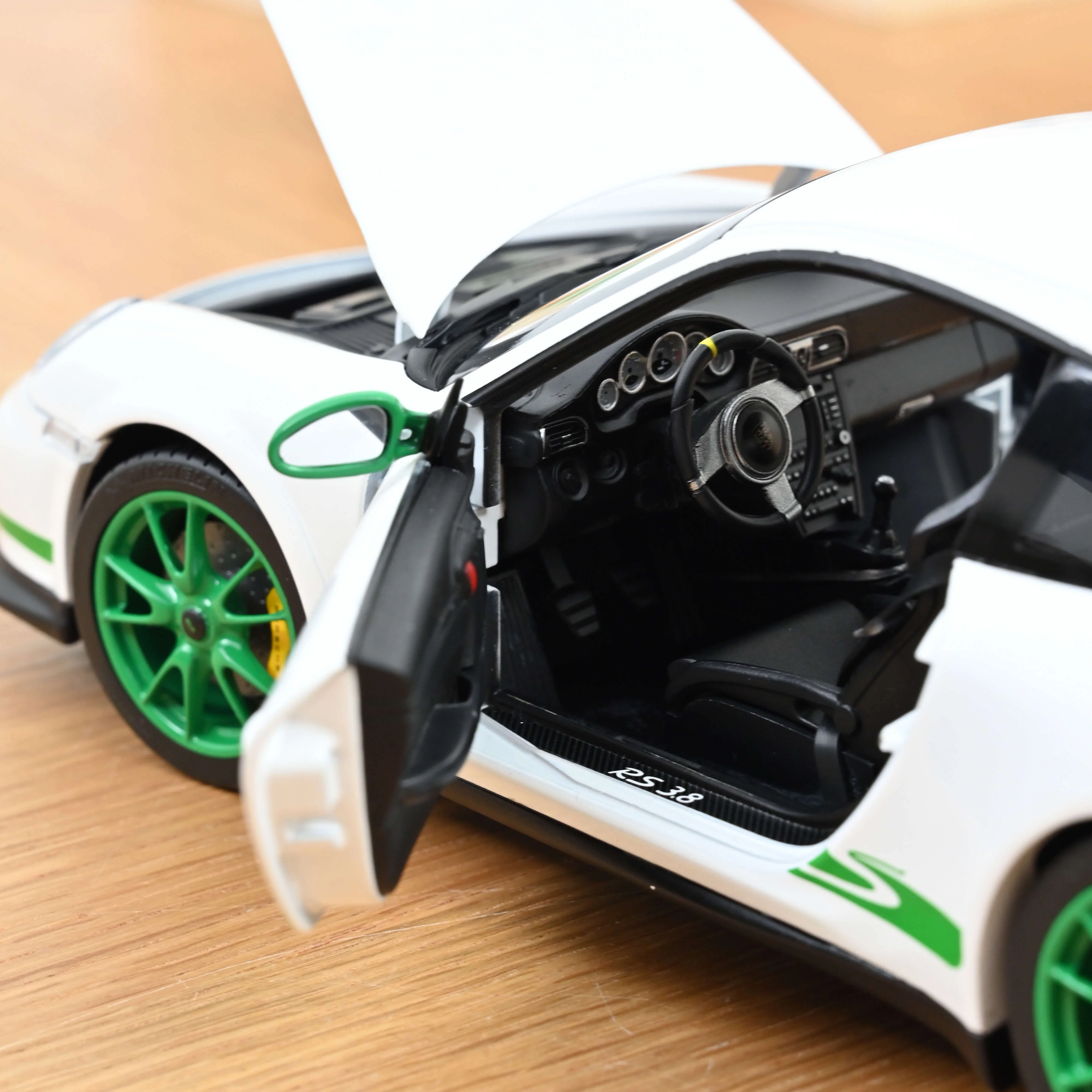 Porsche 911 GT3 RS 2009 Blanc et Vert Python 1/18 - 300pcs