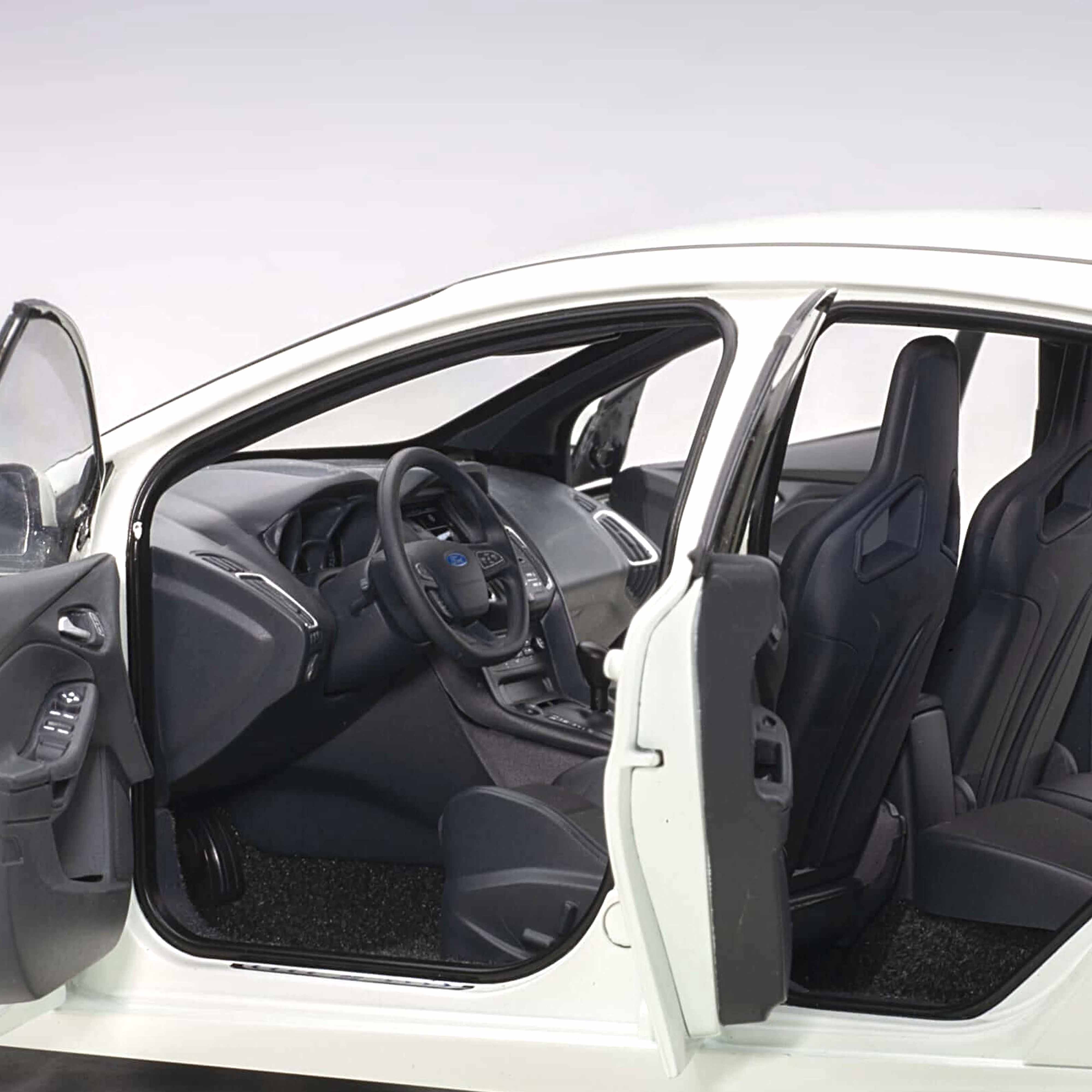 Ford Focus RS 2016 Blanc glacé 1/18