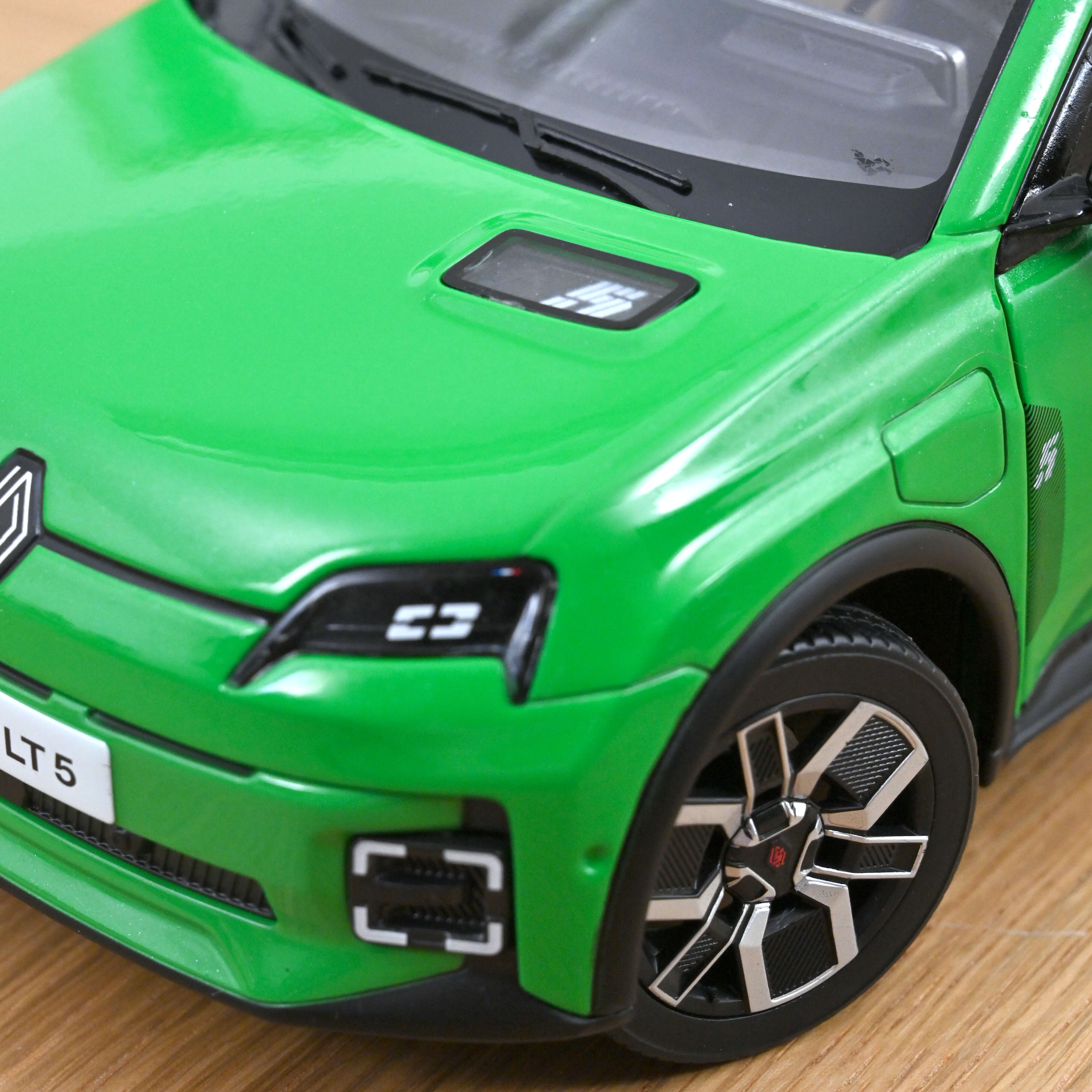Renault 5 E-Tech Electrique 2024 Vert Pop 1/18 - 200 pcs