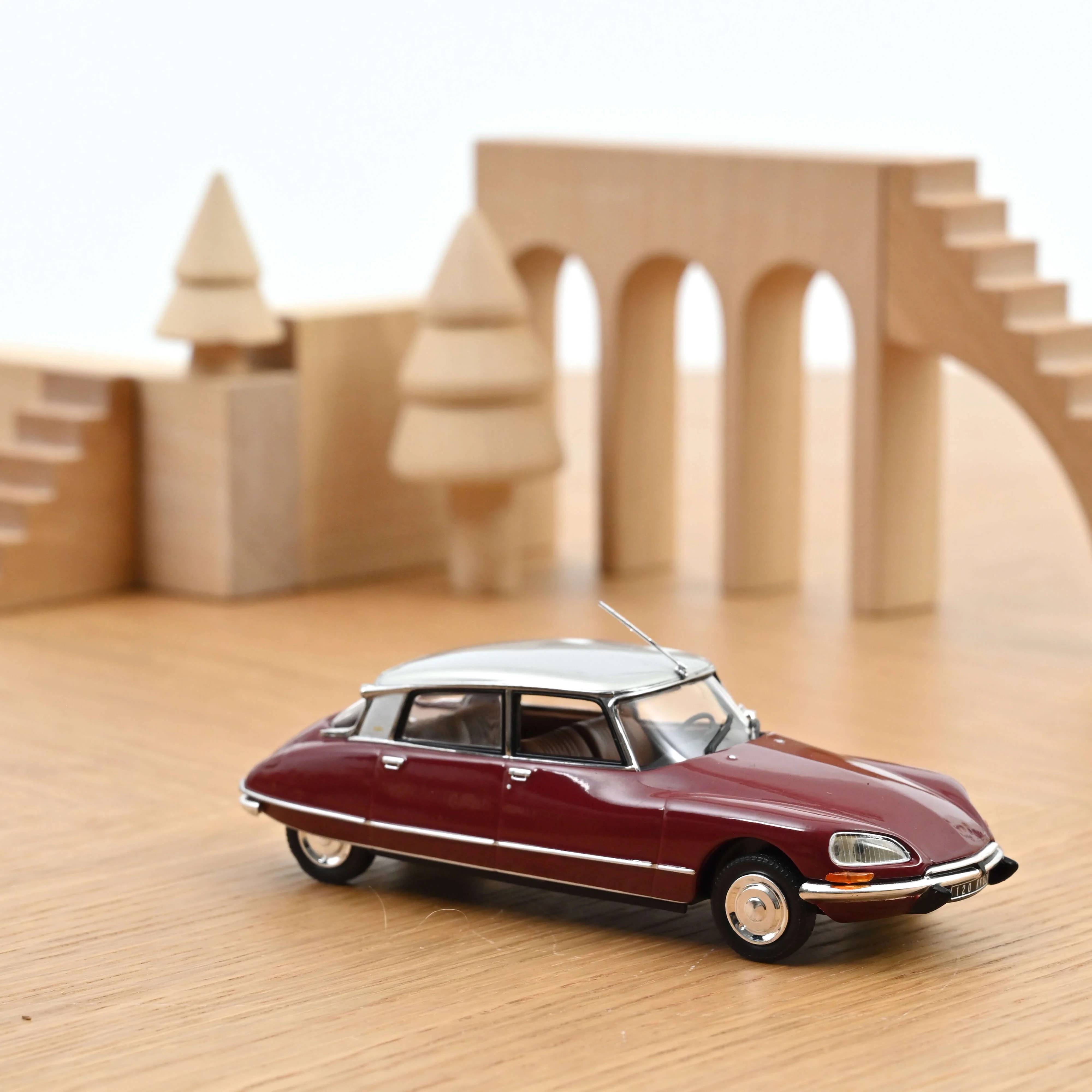 Citroën DS 23 Pallas 1972 Rouge Grenade et argent 1/43