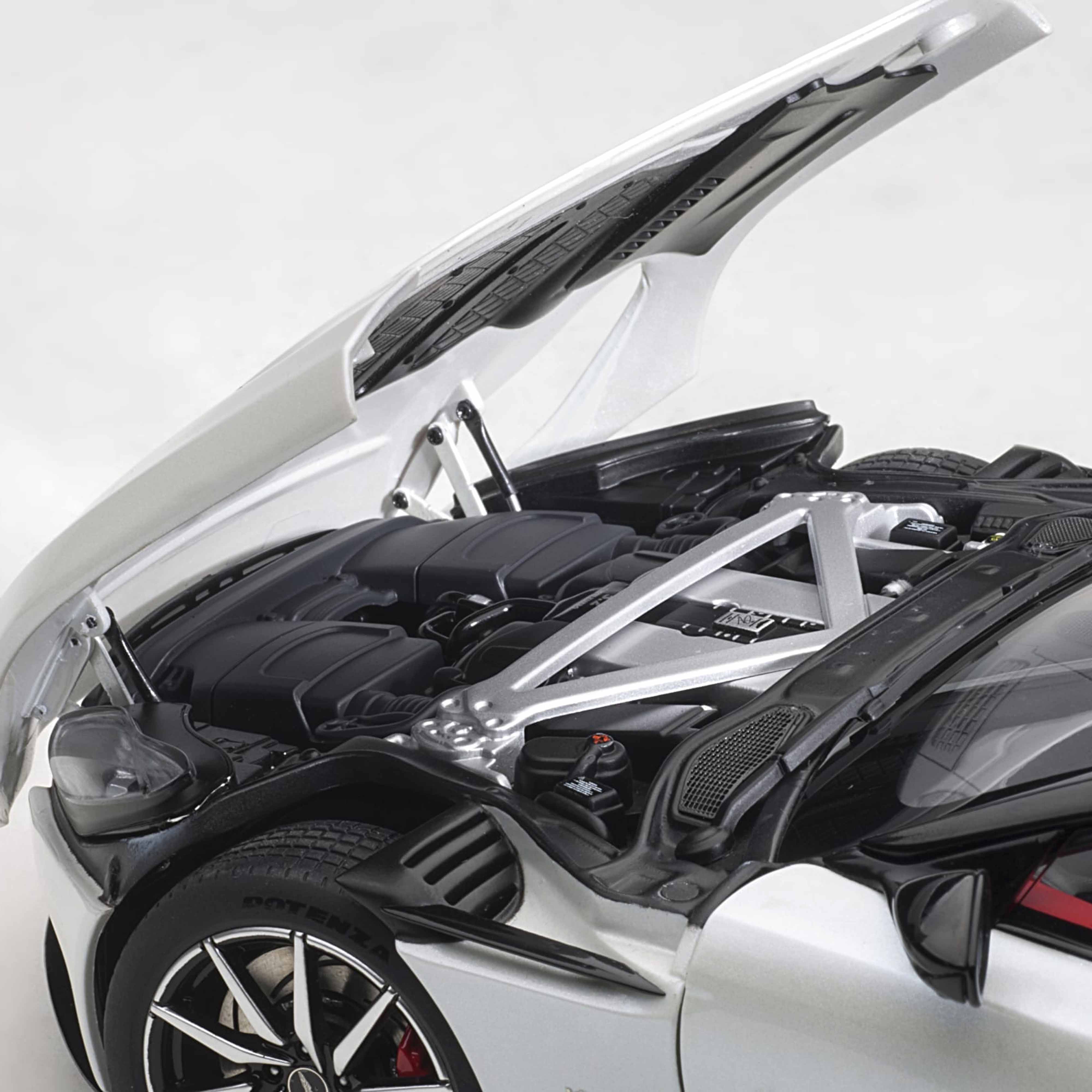 Aston Martin DB11 Givre du matin Blanc 1/18