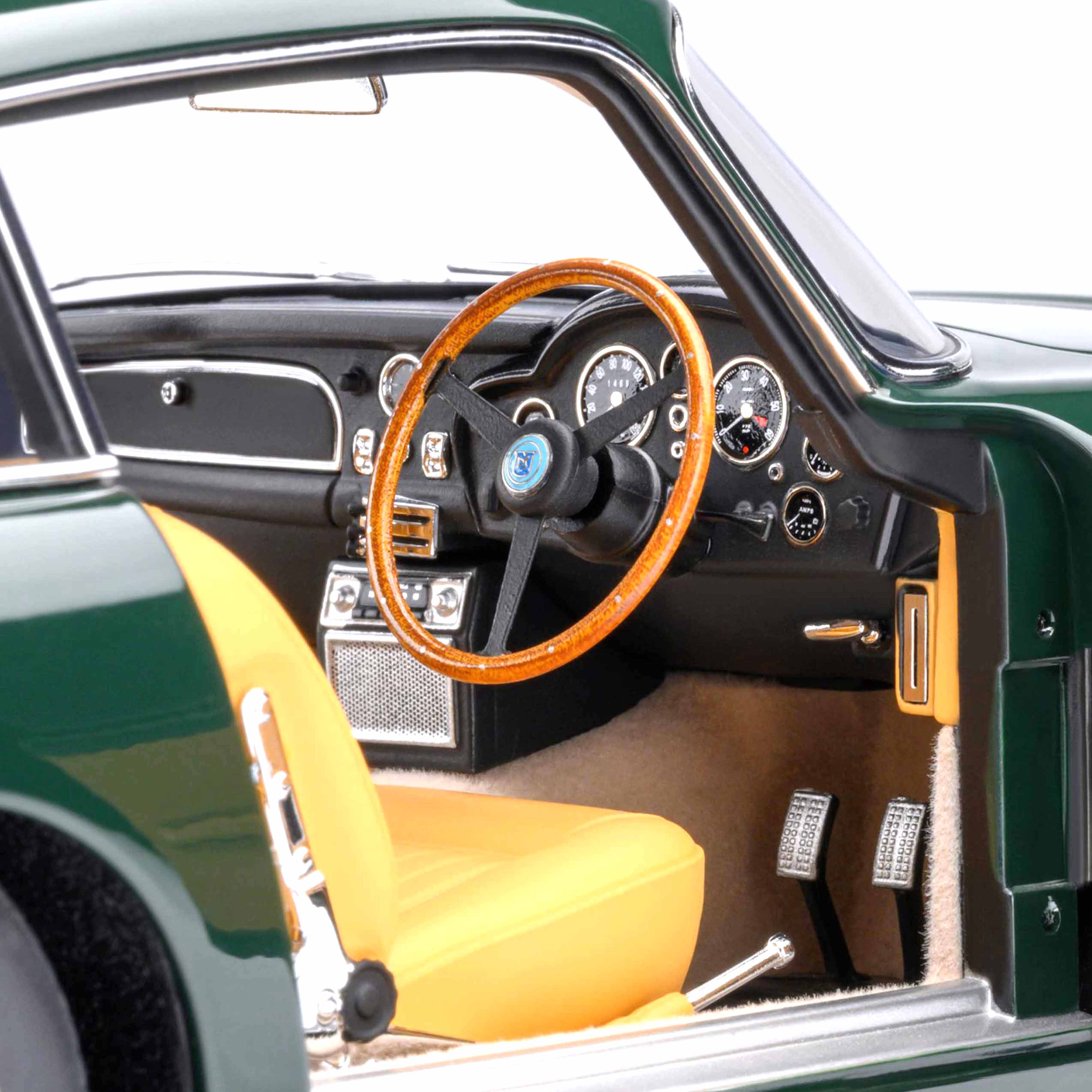 Aston Martin DB5 Vert de course britannique 1/18