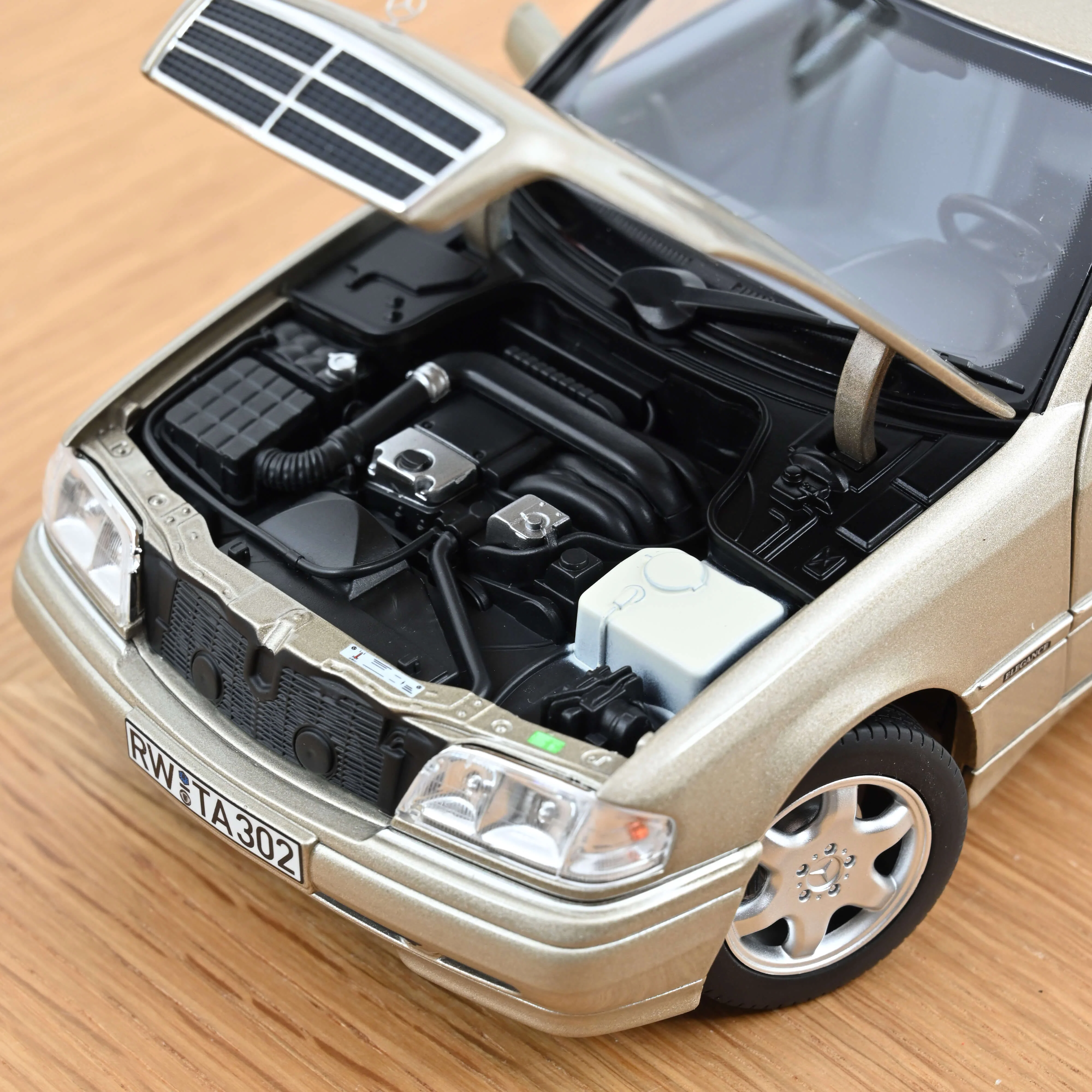 Mercedes-Benz C-Class T-Model 1997 Argent Fumé 1/18