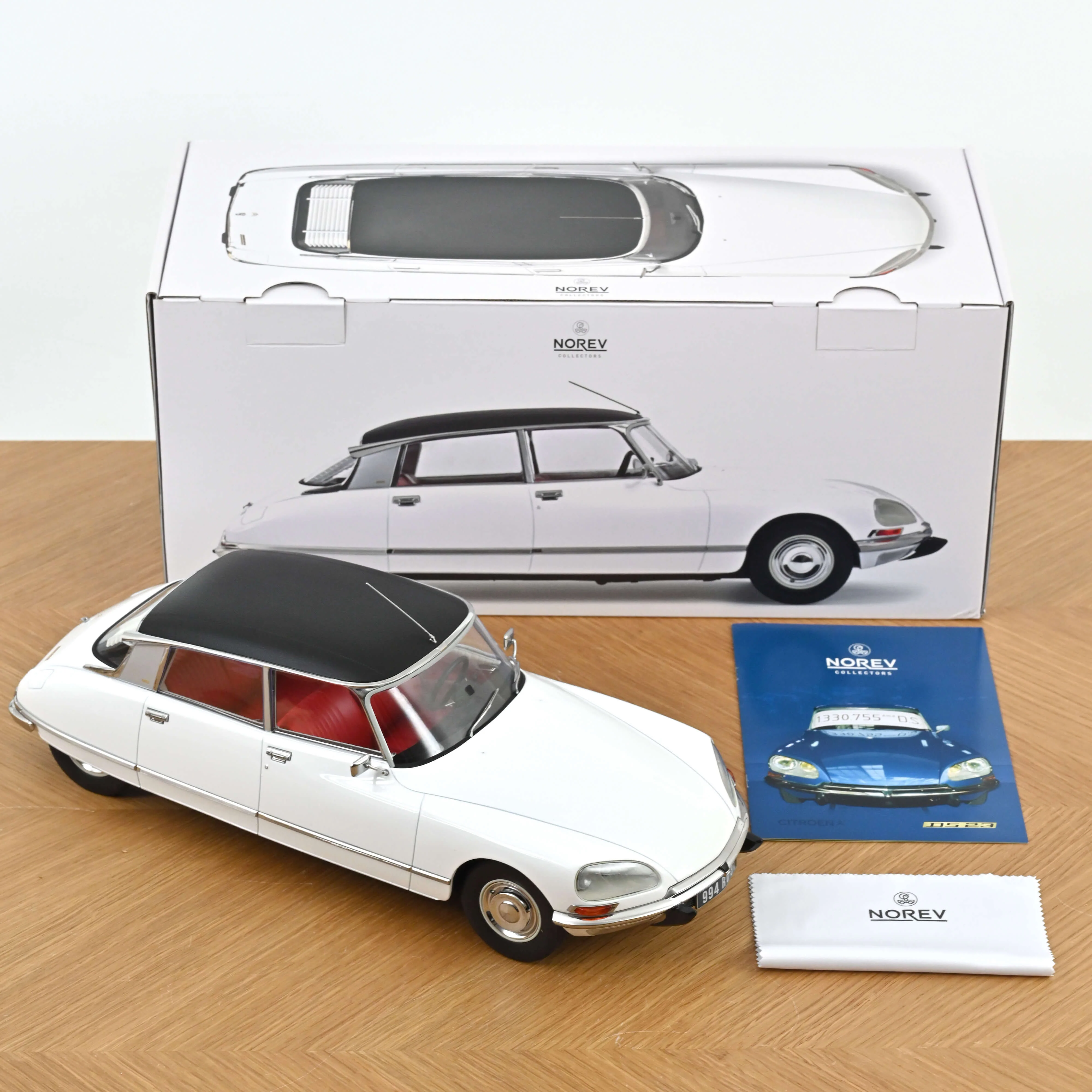 Citroën DS 23 Pallas 1973 Blanc et toit Vinyl Noir 1/12 - 200pcs
