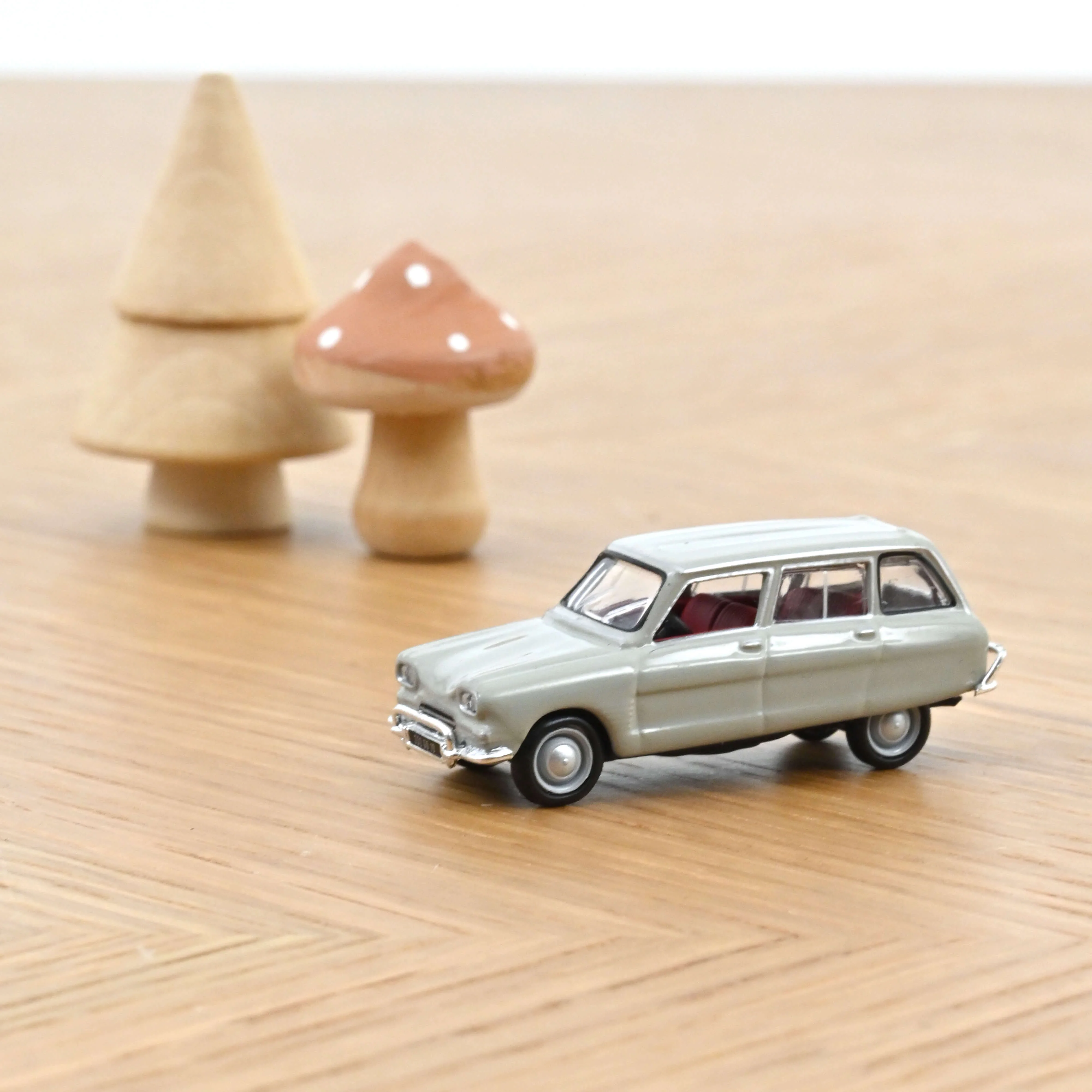Citroën Ami 6 break 1969 Gris Rosé 1/87