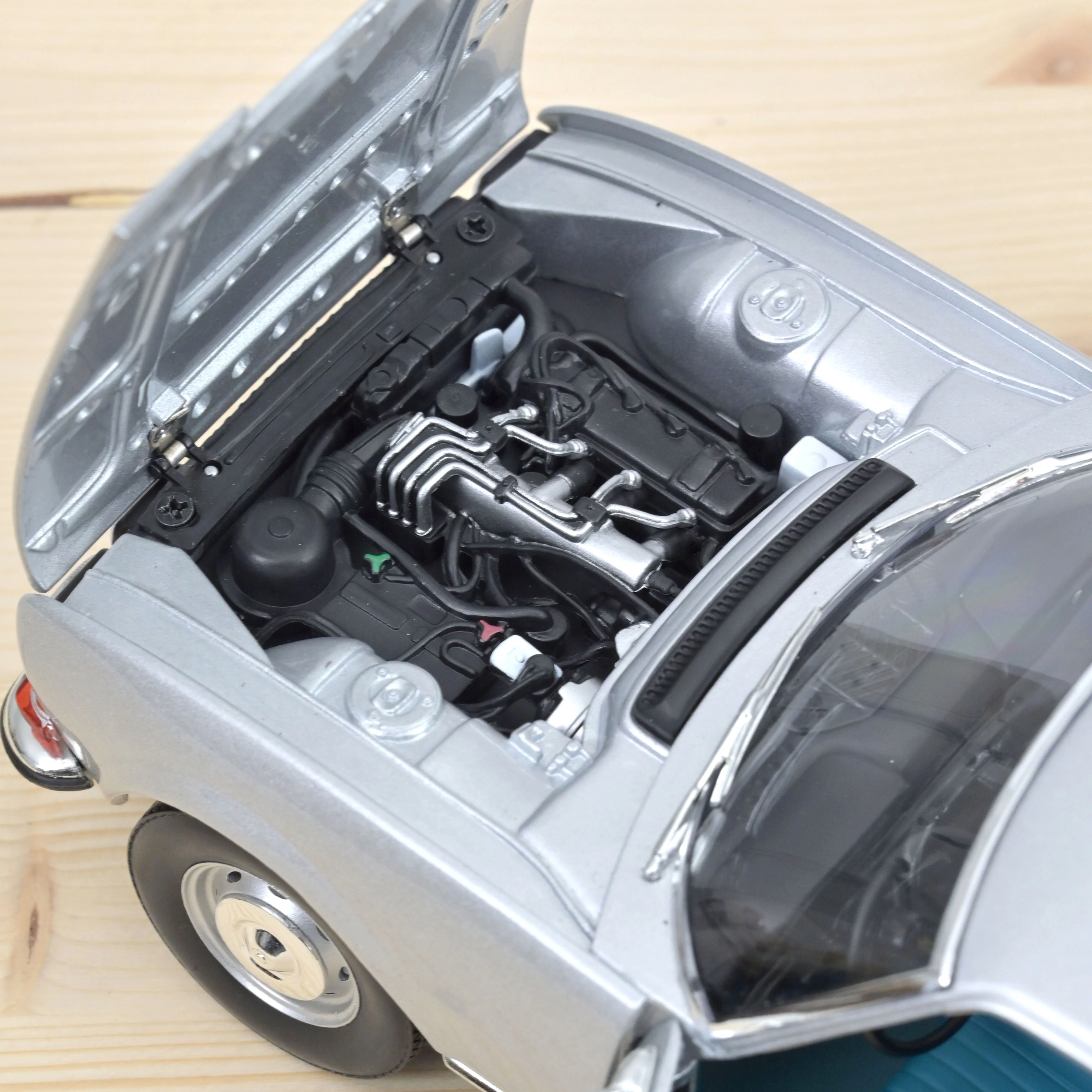 Peugeot 504 Coupe 1969 Argent 1/18 - 250pcs