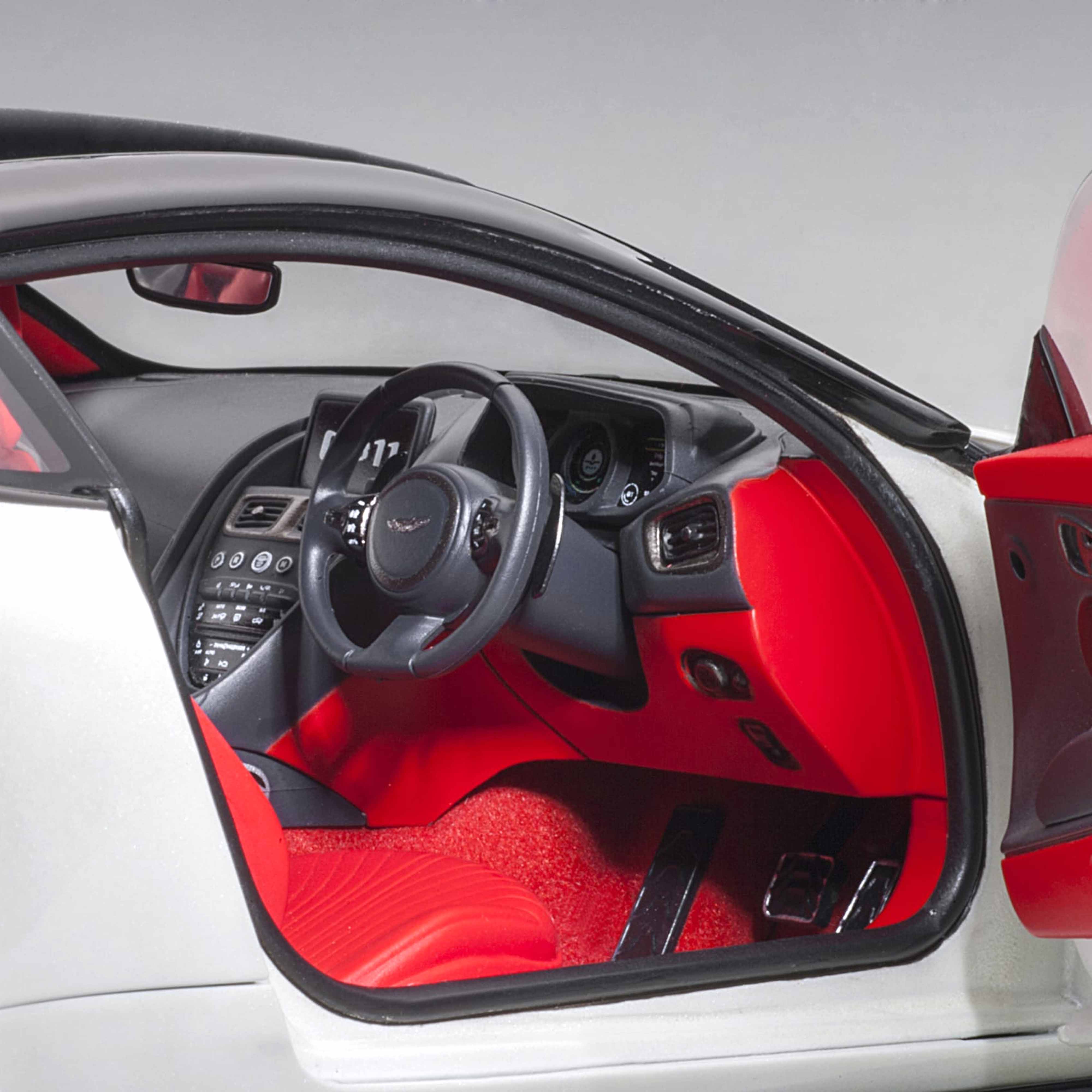 Aston Martin DB11 Givre du matin Blanc 1/18