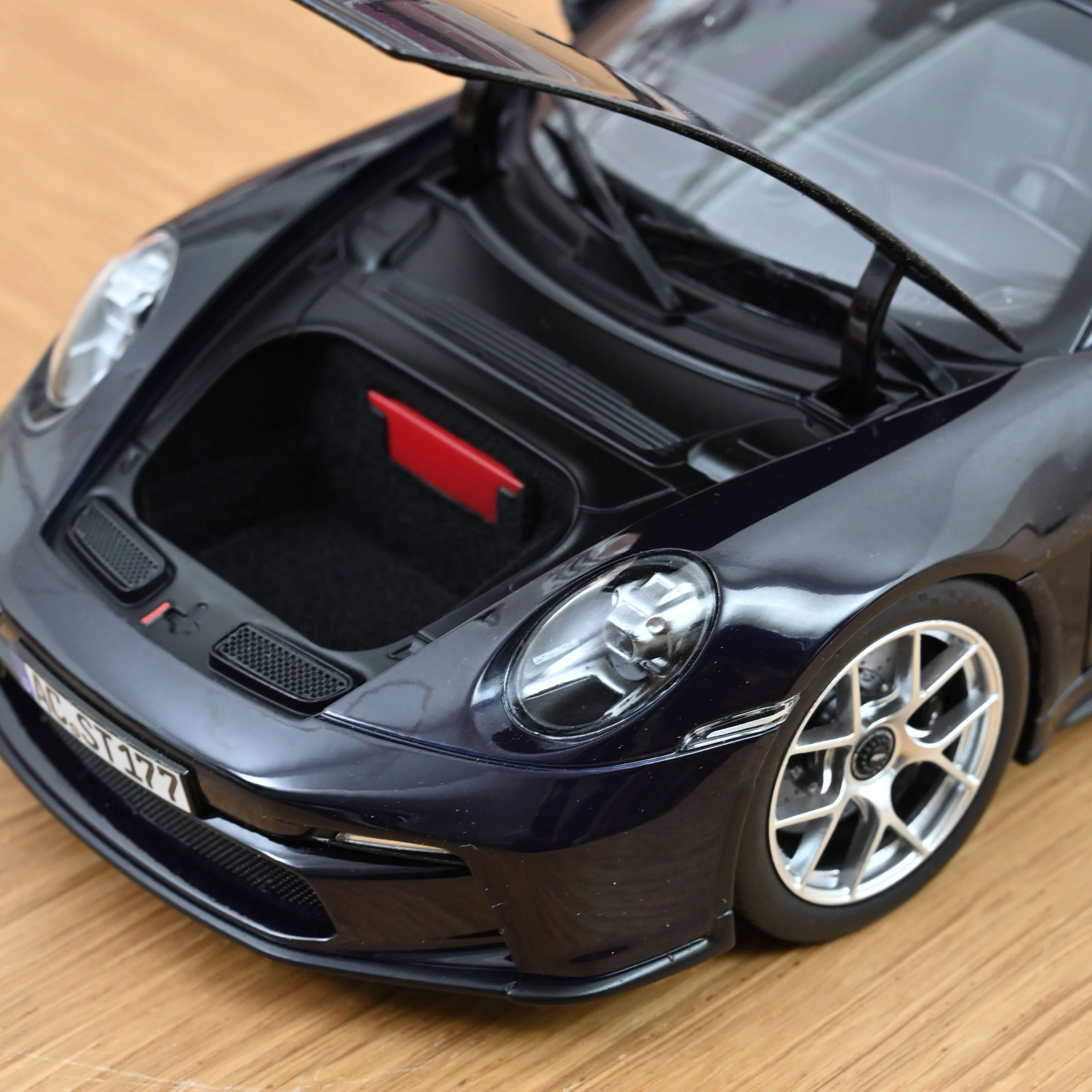 Porsche 911 S/T 2023 Violametallic 1/18 - 400 pcs