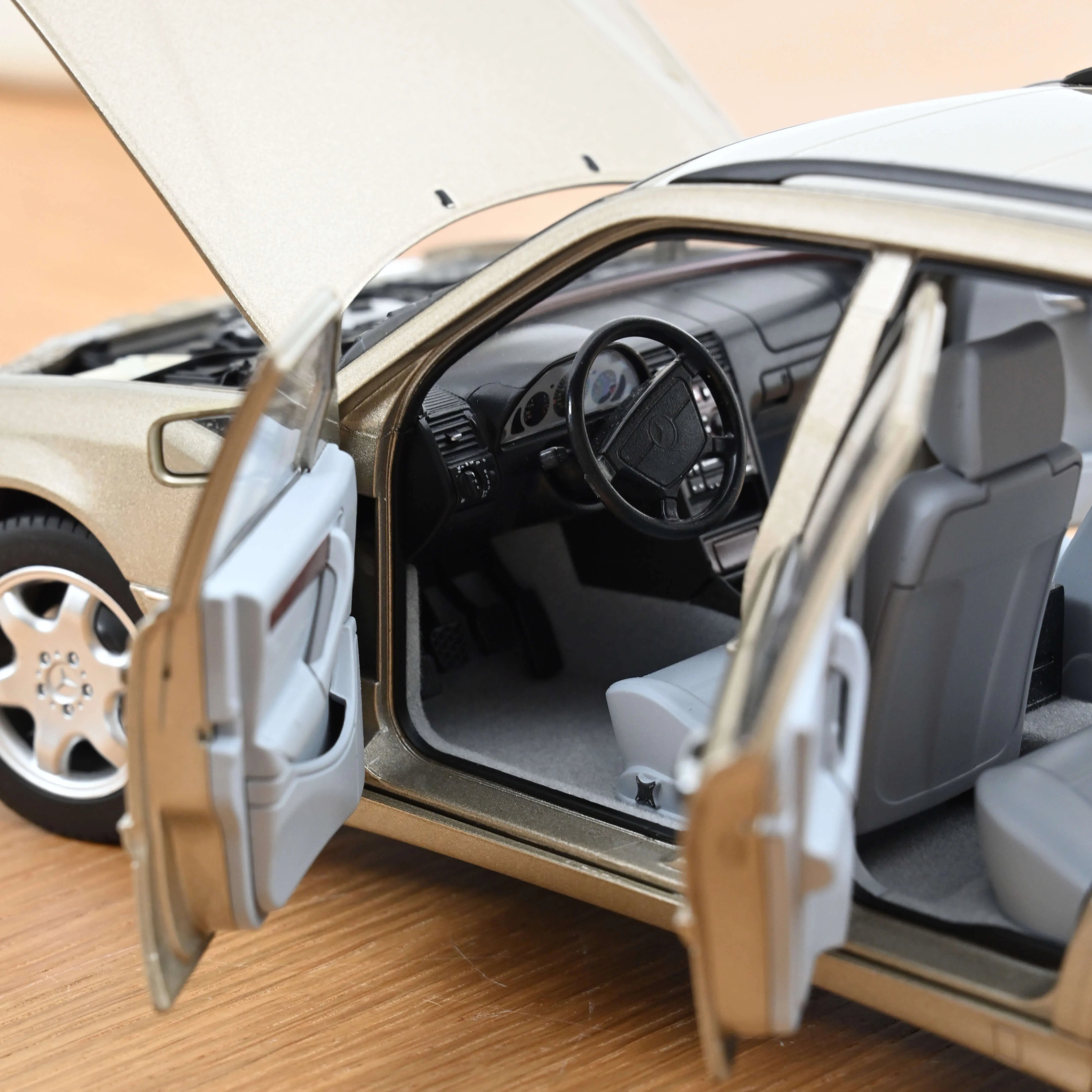 Mercedes-Benz C-Class T-Model 1997 Argent Fumé 1/18