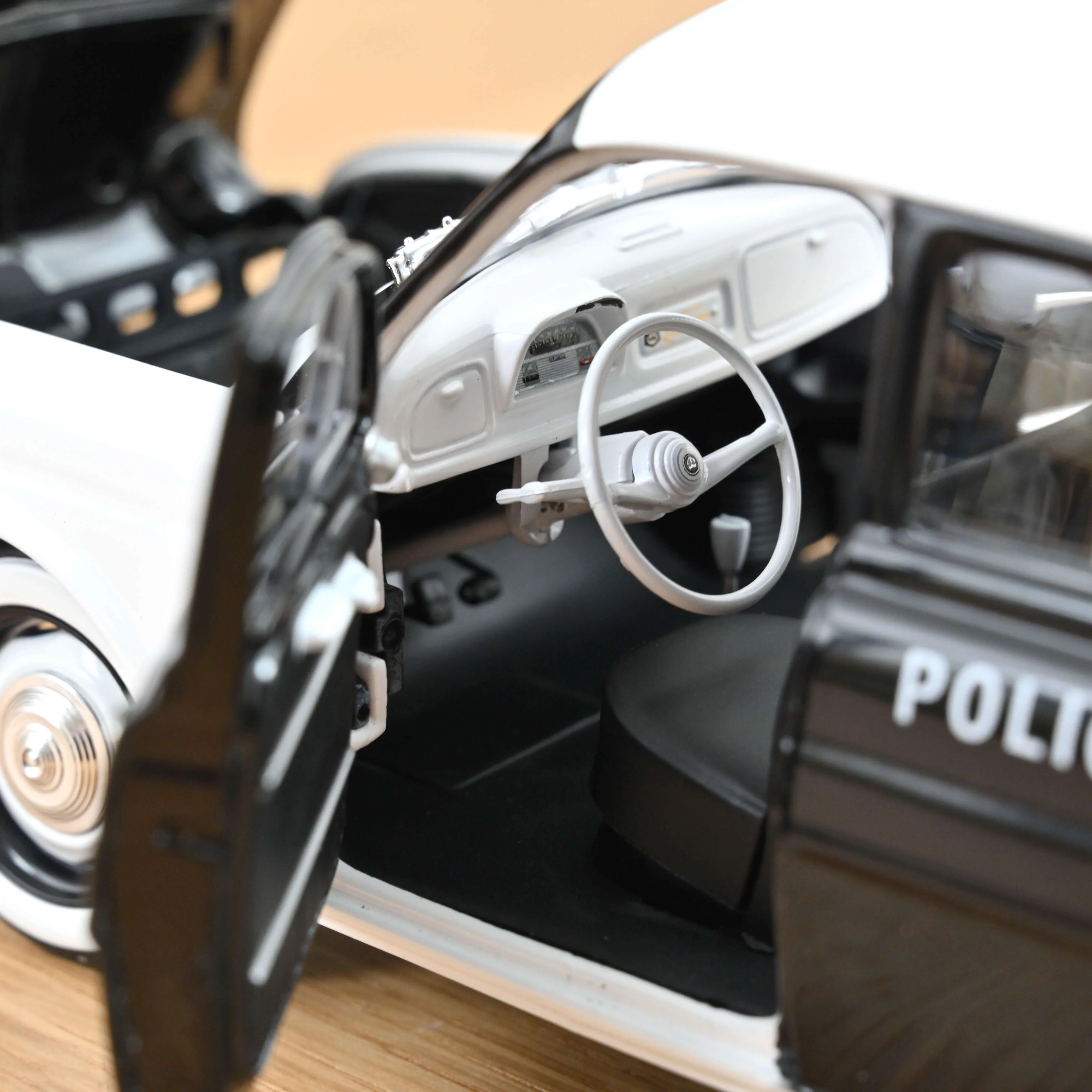 Renault Dauphine 1958 Police Pie 1/18 - 200pcs