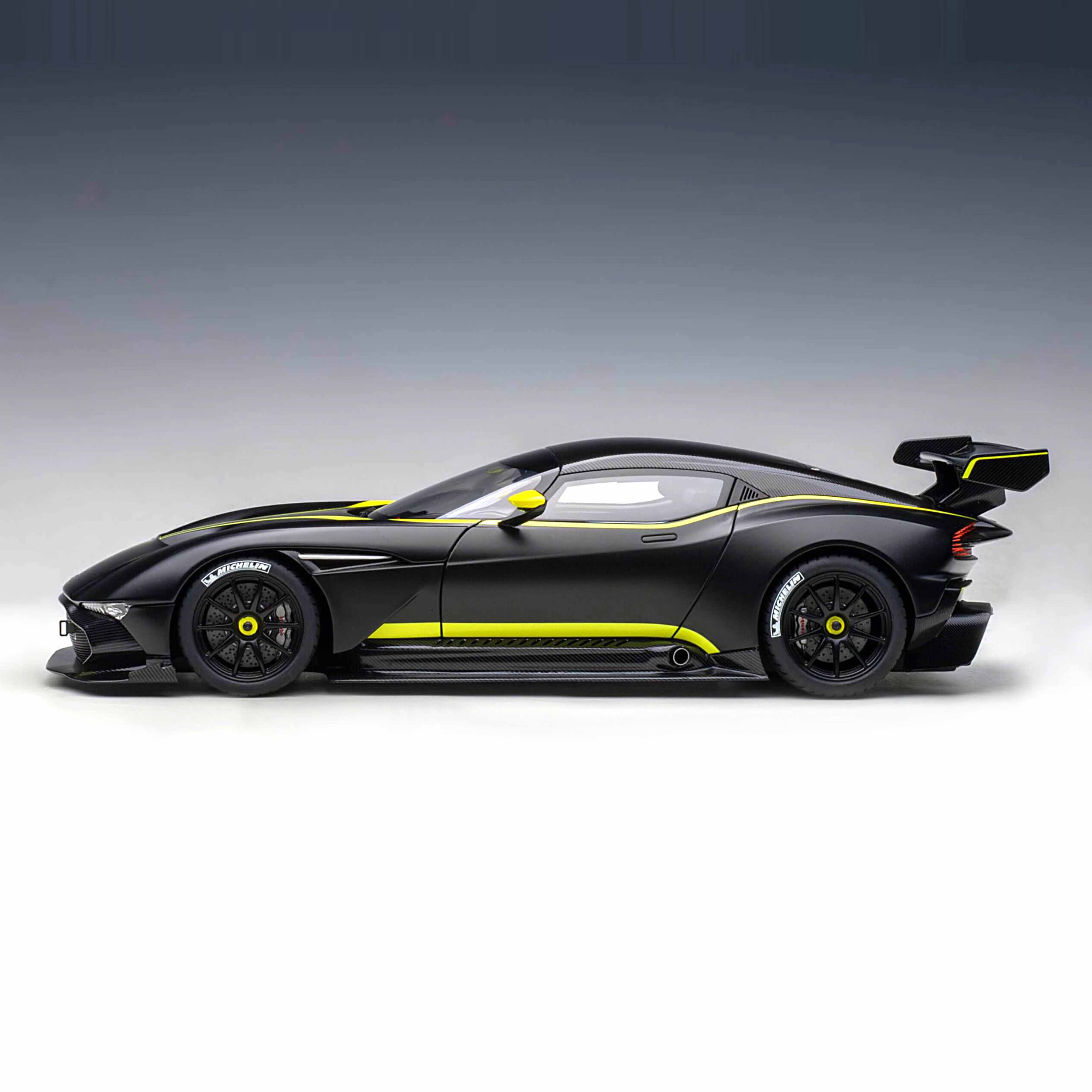 Aston Martin Vulcan Noir Mat 1/18