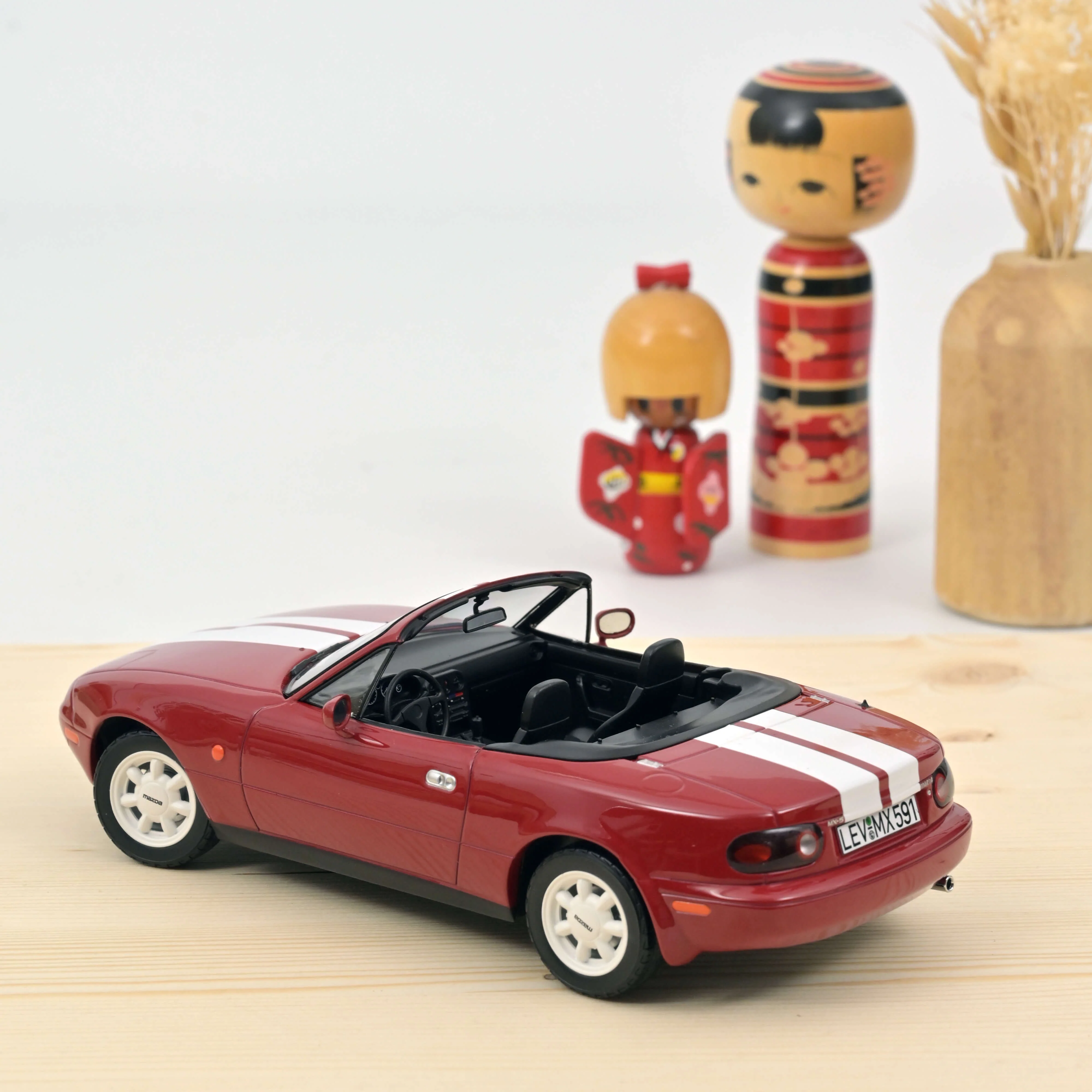 Mazda MX-5 1989 Rouge avec bandes 1/18 - 200pcs
