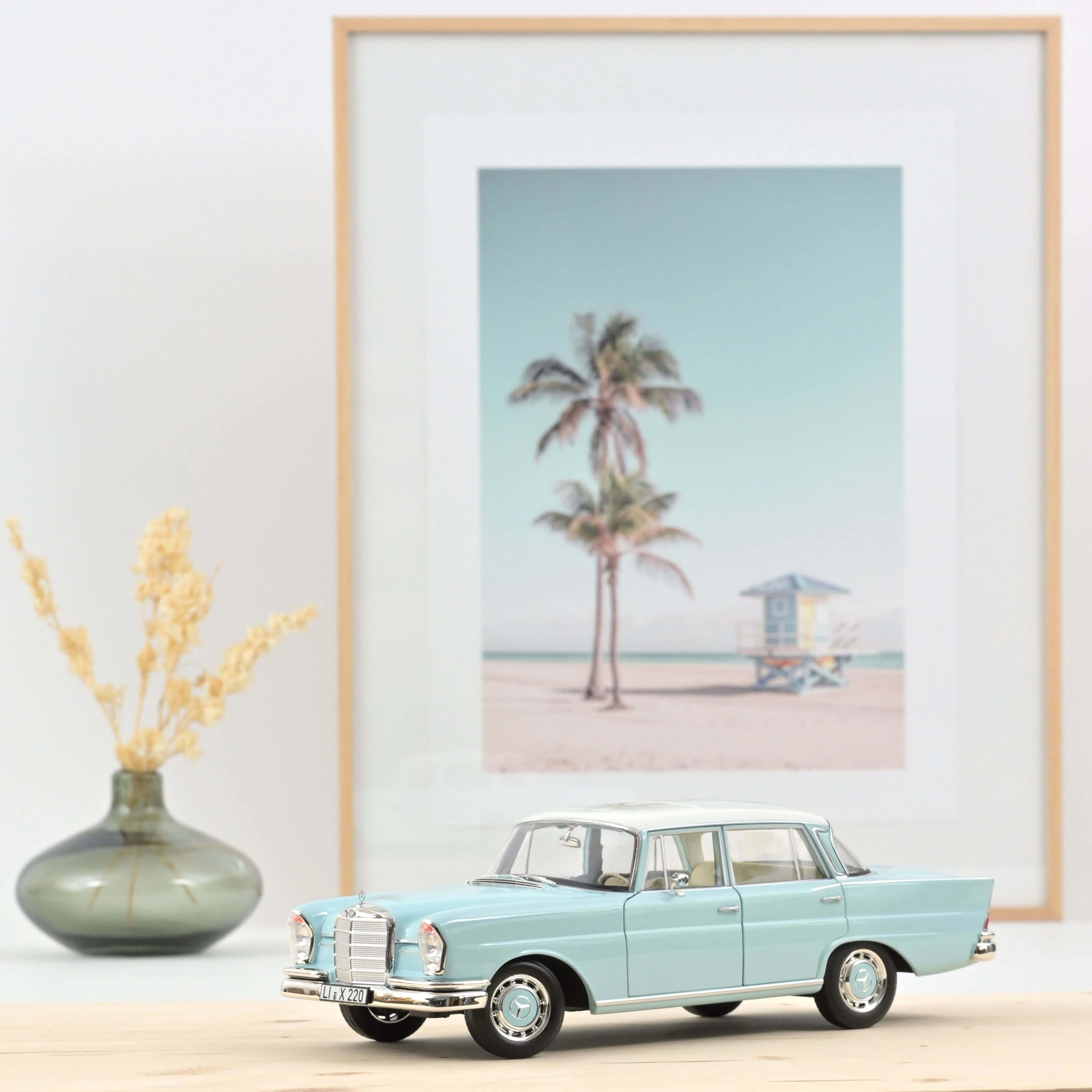 Mercedes-Benz 220 S 1965 Bleu clair 1/18