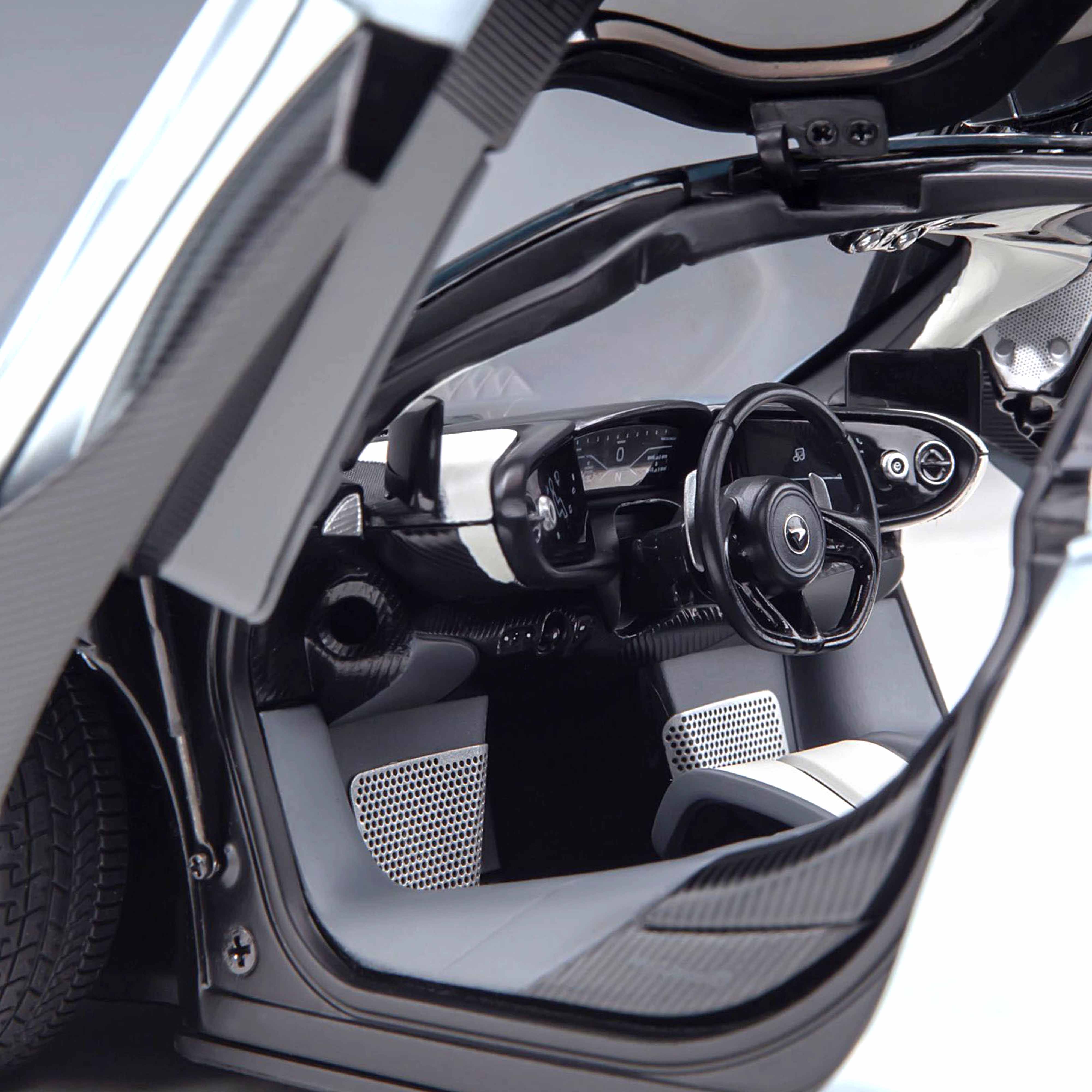 McLaren Speedtail 2020 Bleu Glacé 1/18