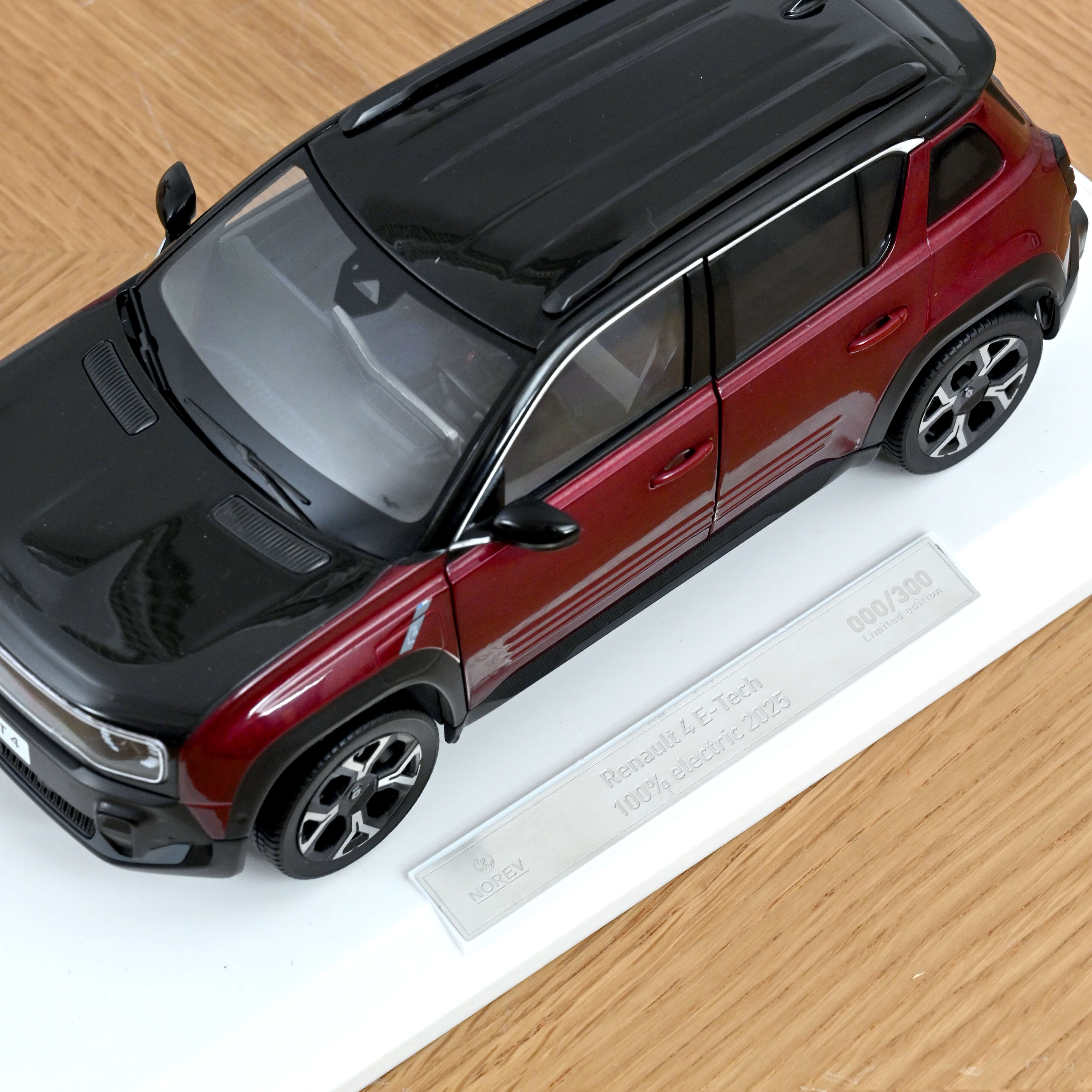 Renault 4 E-Tech Electrique 2025 Rouge Carmin 1/18 - 300pcs
