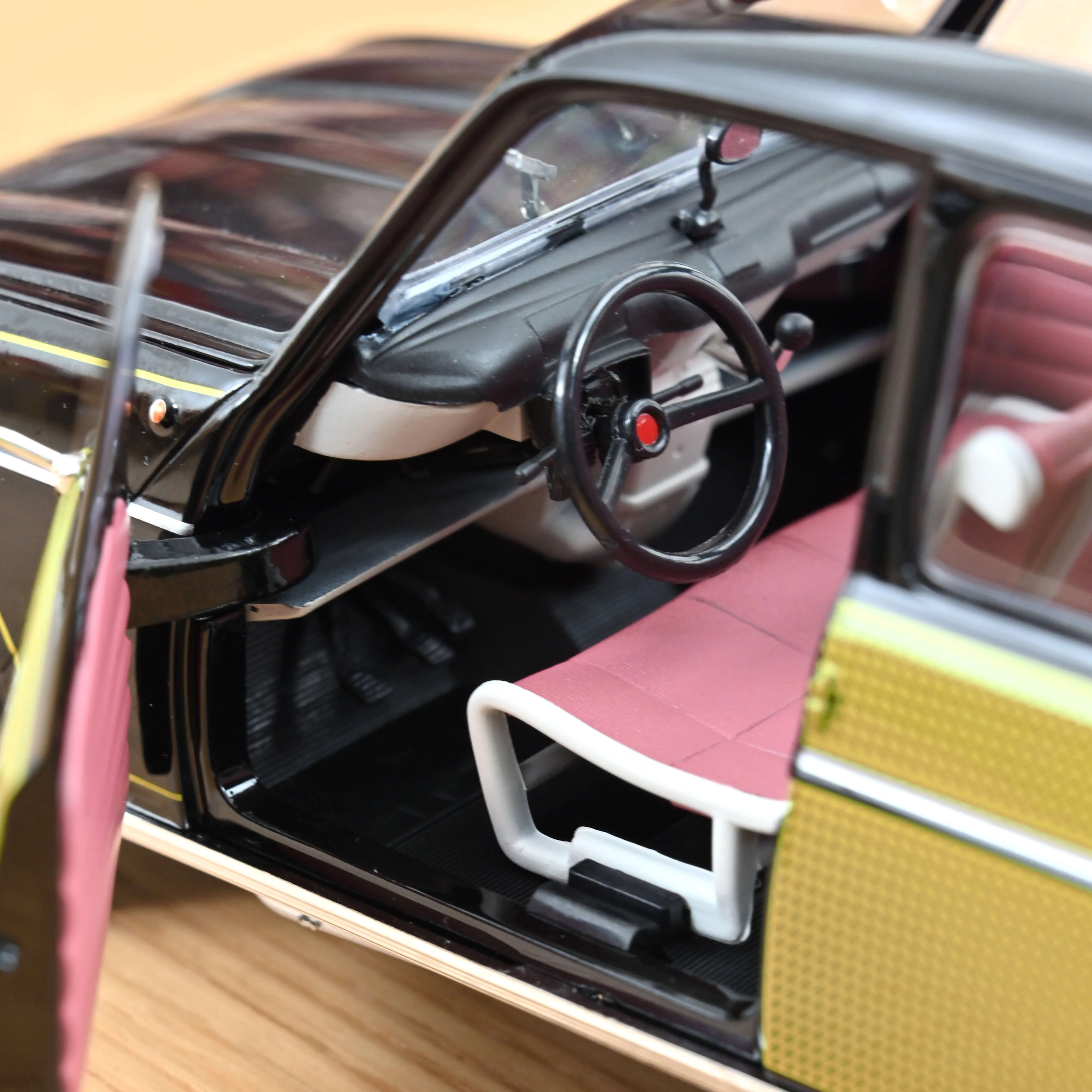 Renault 4 Parisienne 1963 Noire et Jaune 1/18 - 200pcs