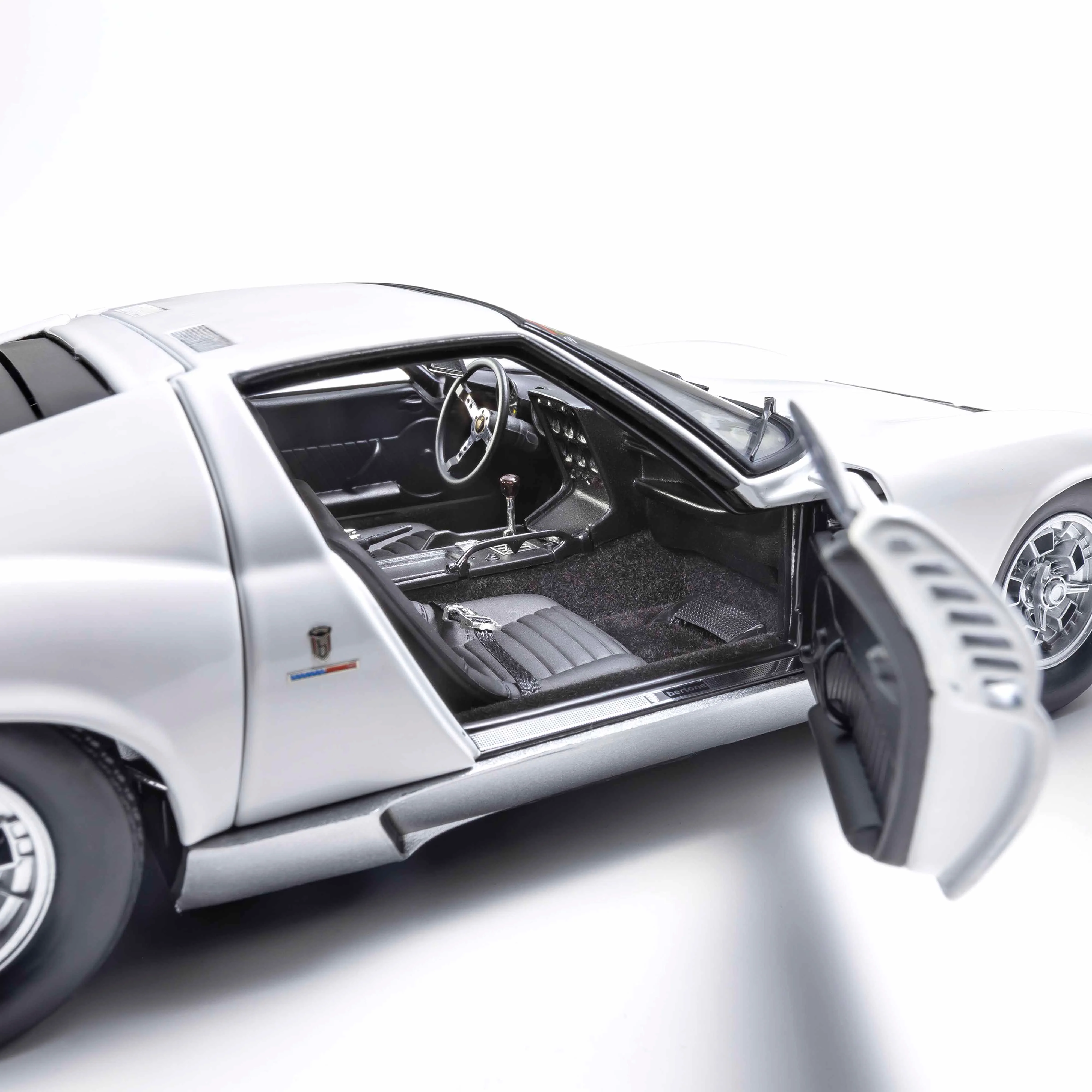 Lamborghini Miura P400 Blanc/Argent (Intérieur Noir) 1/18