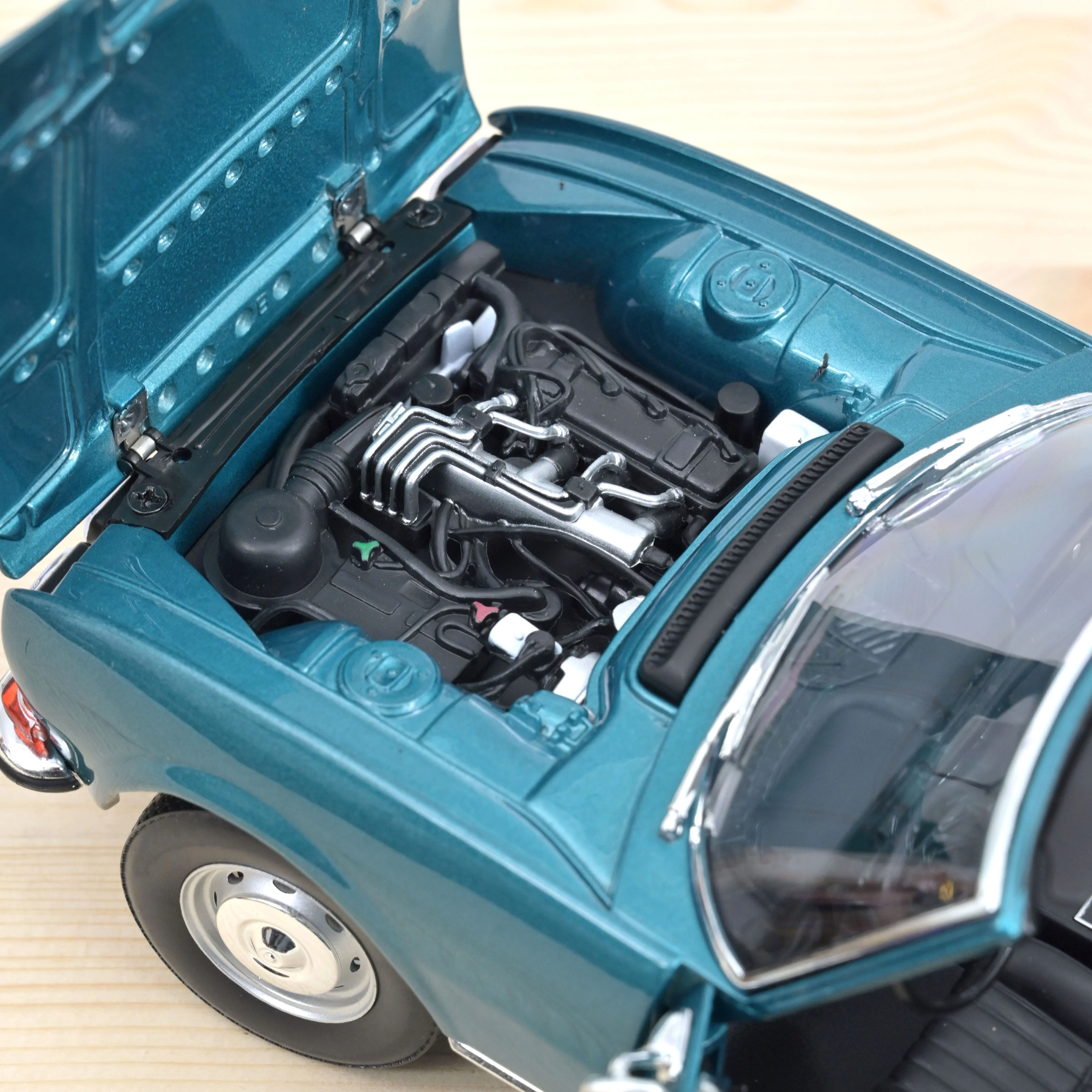 Peugeot 504 Cabriolet 1969 Bleu Métallique 1/18 - 250pcs