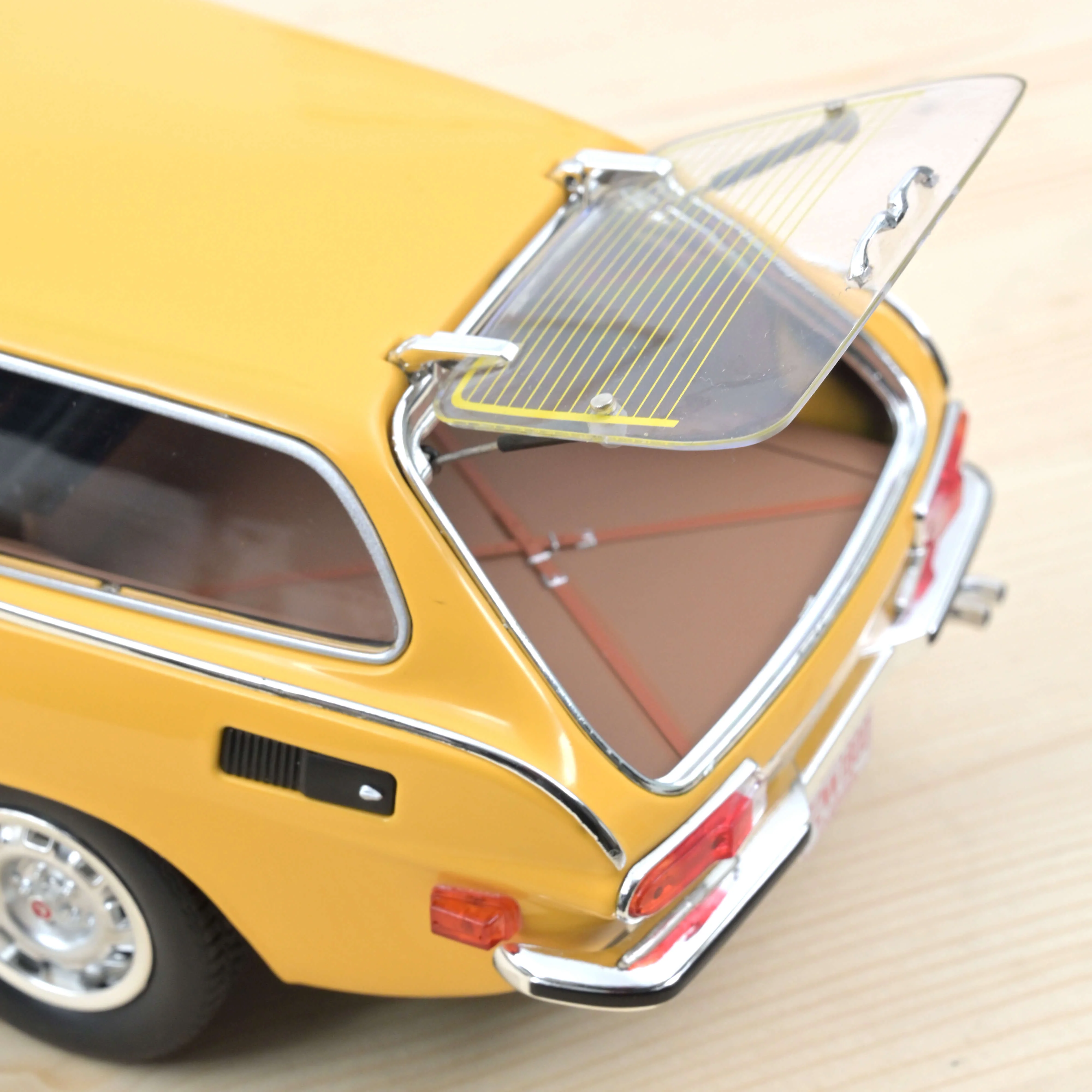 Volvo 1800 ES (version US) 1972 jaune soleil 1/18 - 400pcs