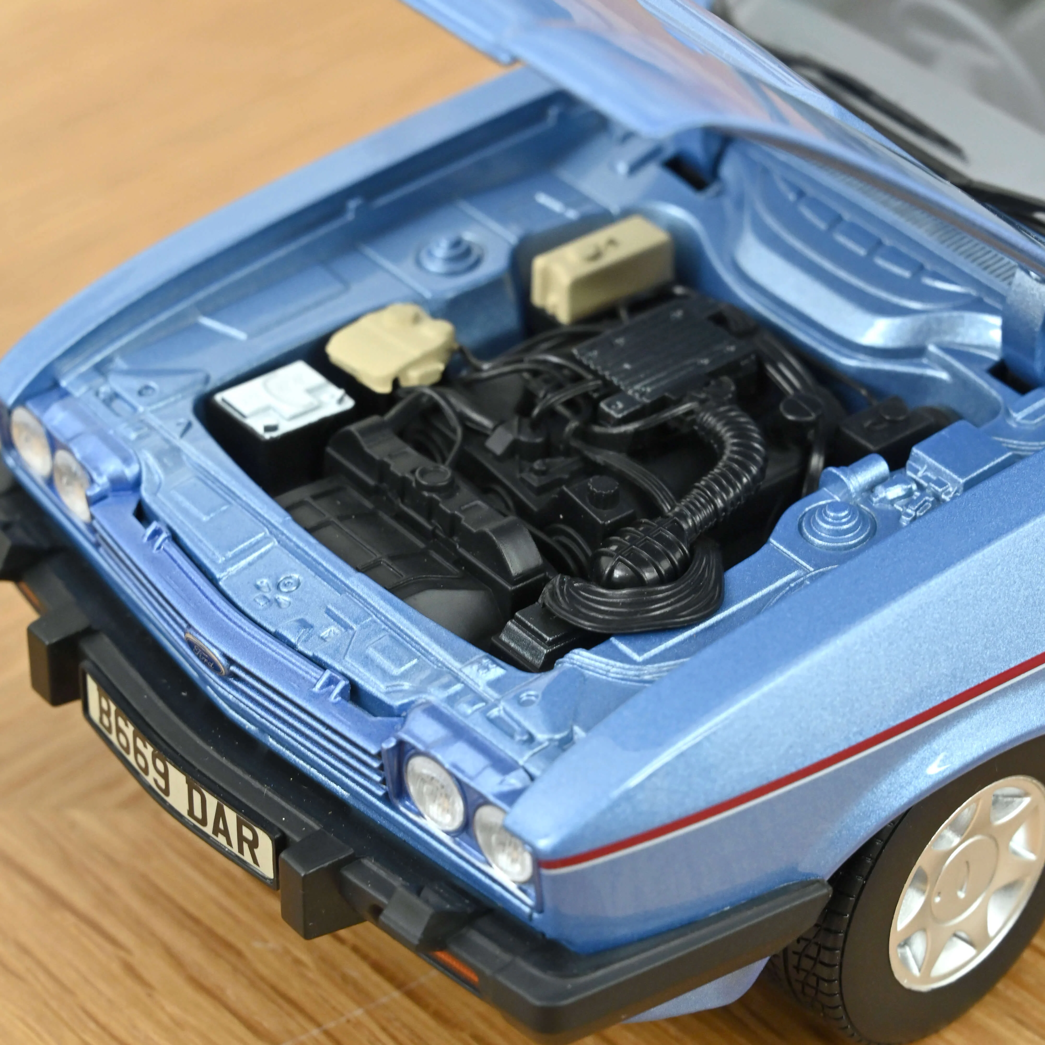 Ford Capri Mk.III 2.8 Injection RHD 1984 Bleu Paris métallisé 1/18