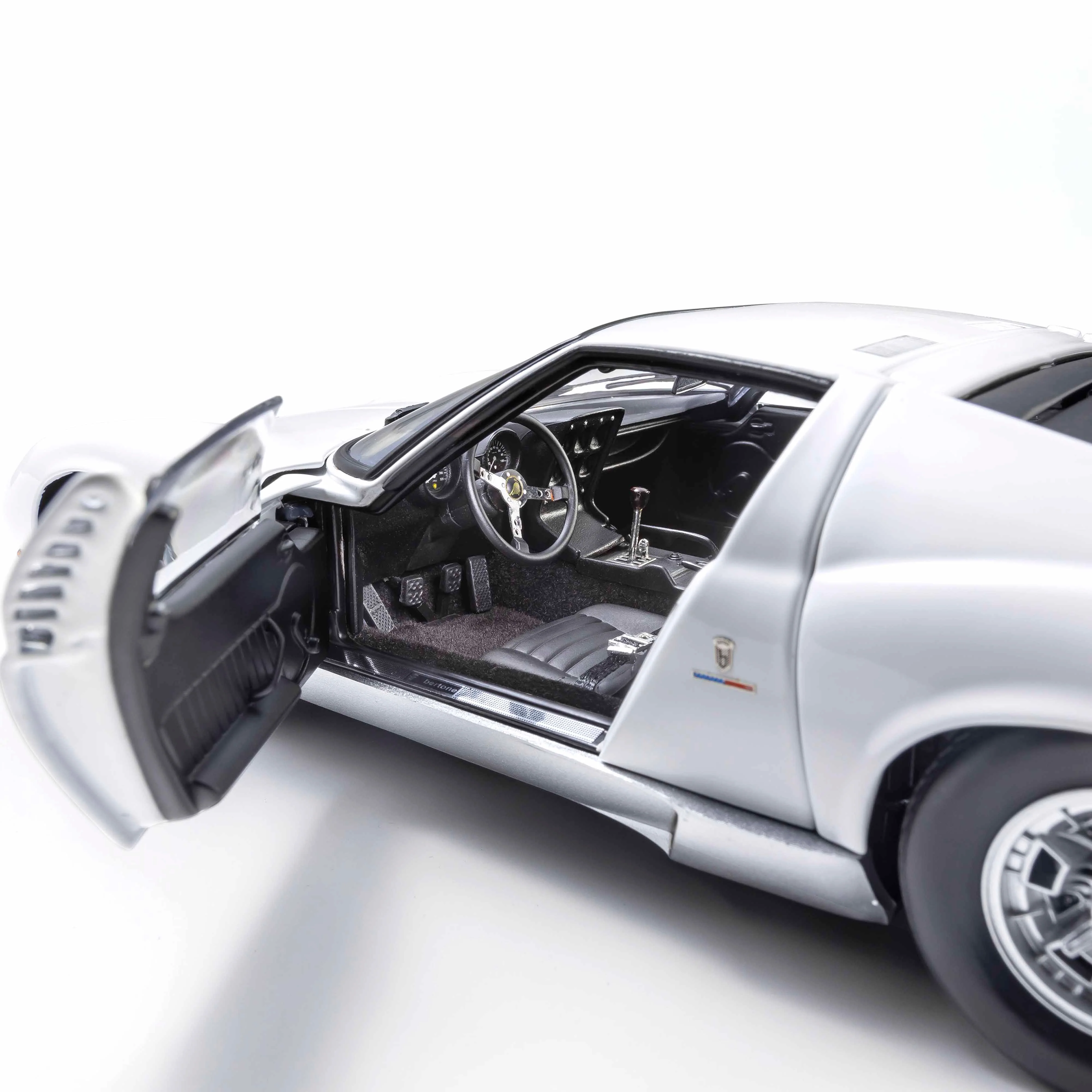 Lamborghini Miura P400 Blanc/Argent (Intérieur Noir) 1/18