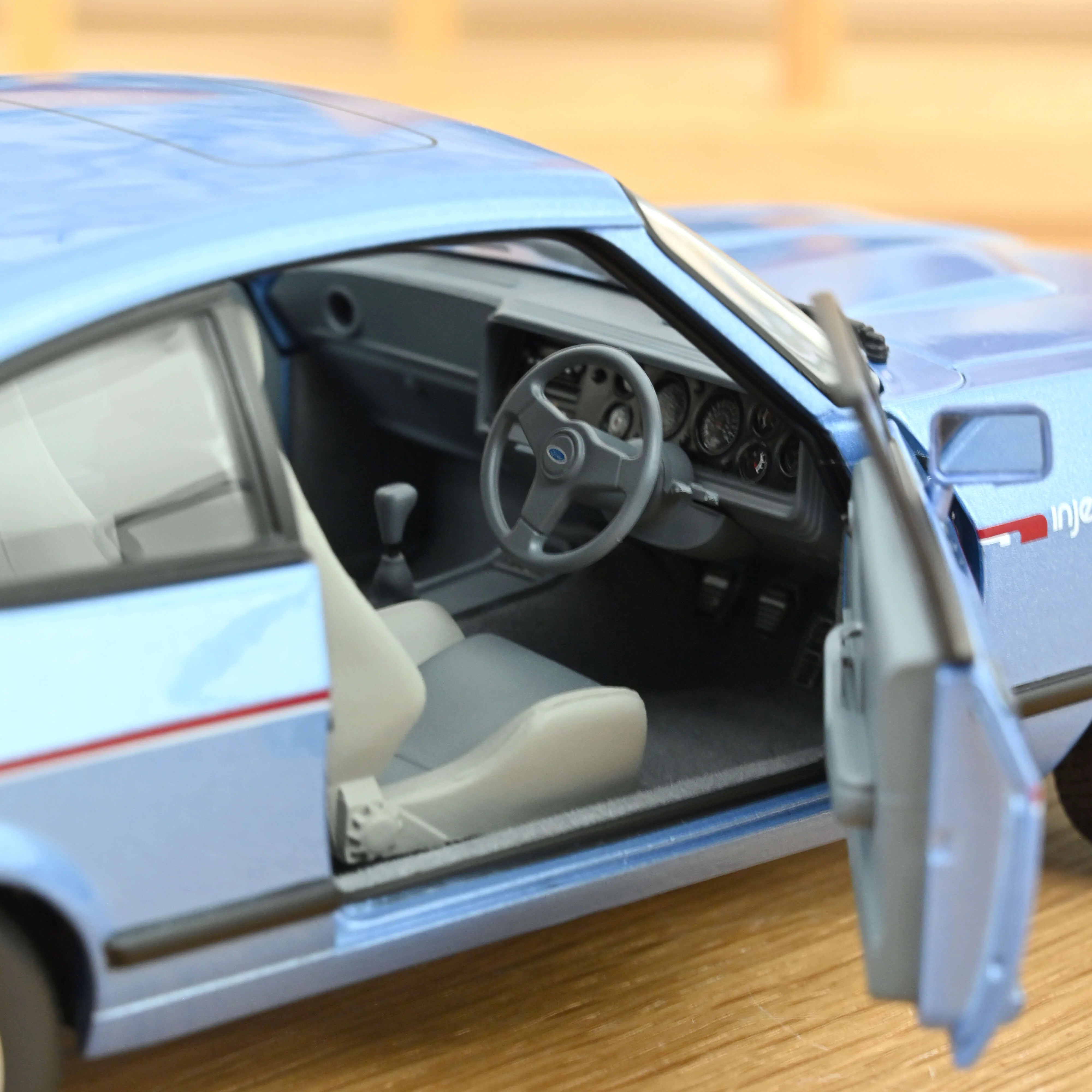 Ford Capri Mk.III 2.8 Injection RHD 1984 Bleu Paris métallisé 1/18