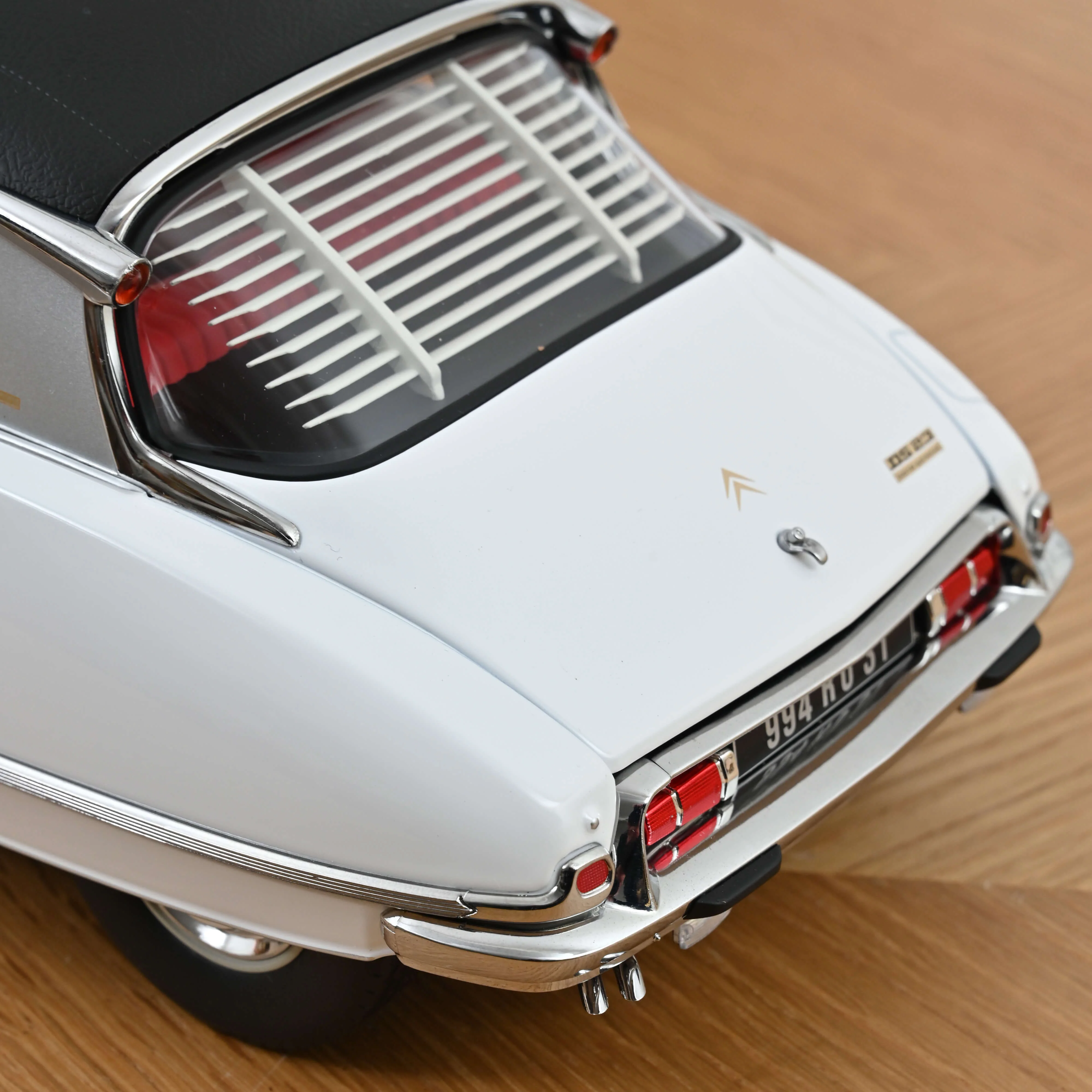 Citroën DS 23 Pallas 1973 Blanc et toit Vinyl Noir 1/12 - 200pcs