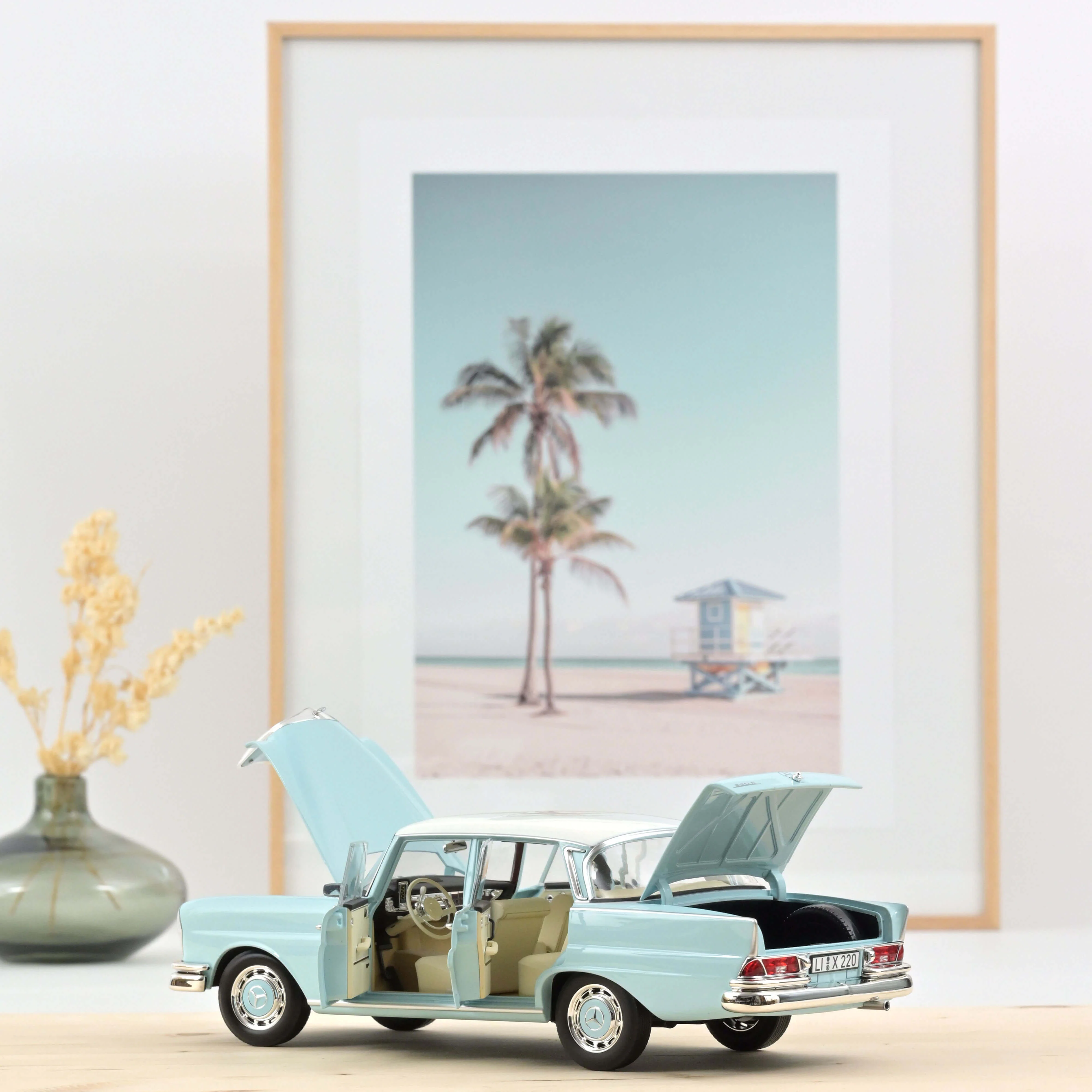 Mercedes-Benz 220 S 1965 Bleu clair 1/18