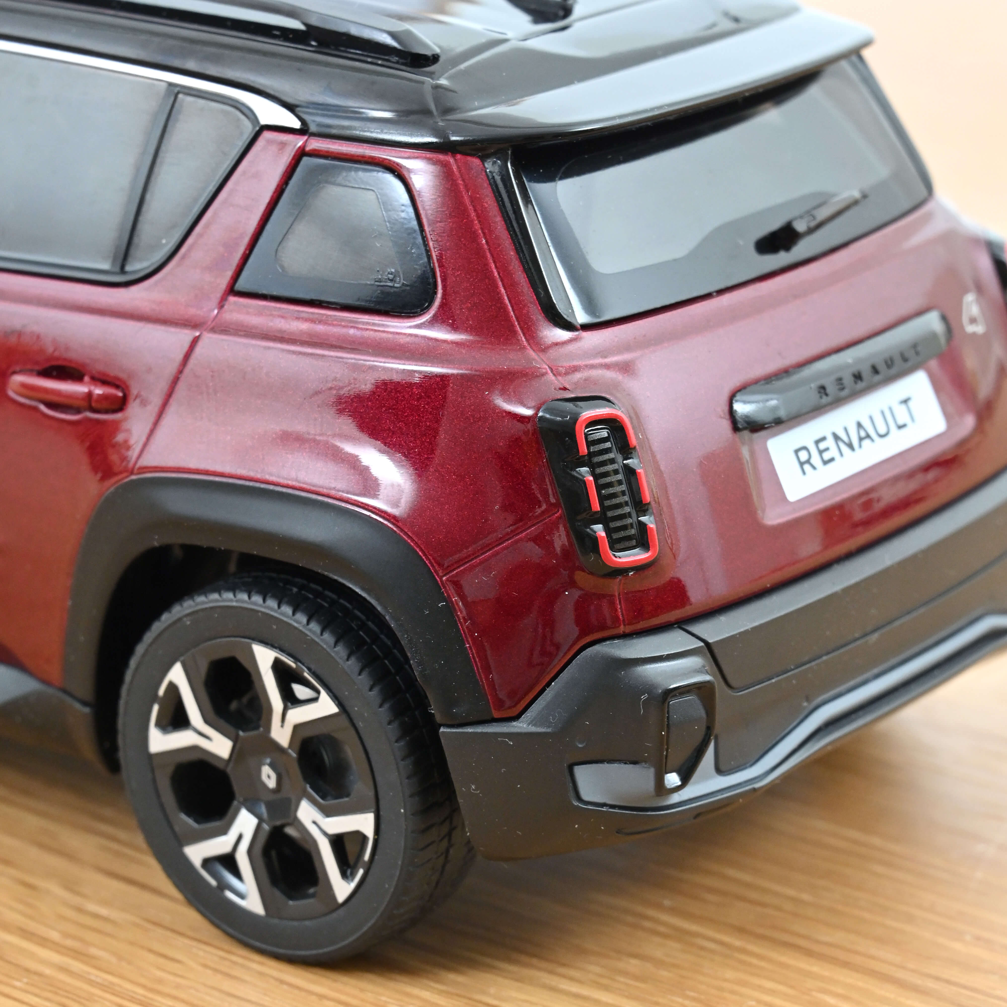 Renault 4 E-Tech Electrique 2025 Rouge Carmin 1/18 - 300pcs