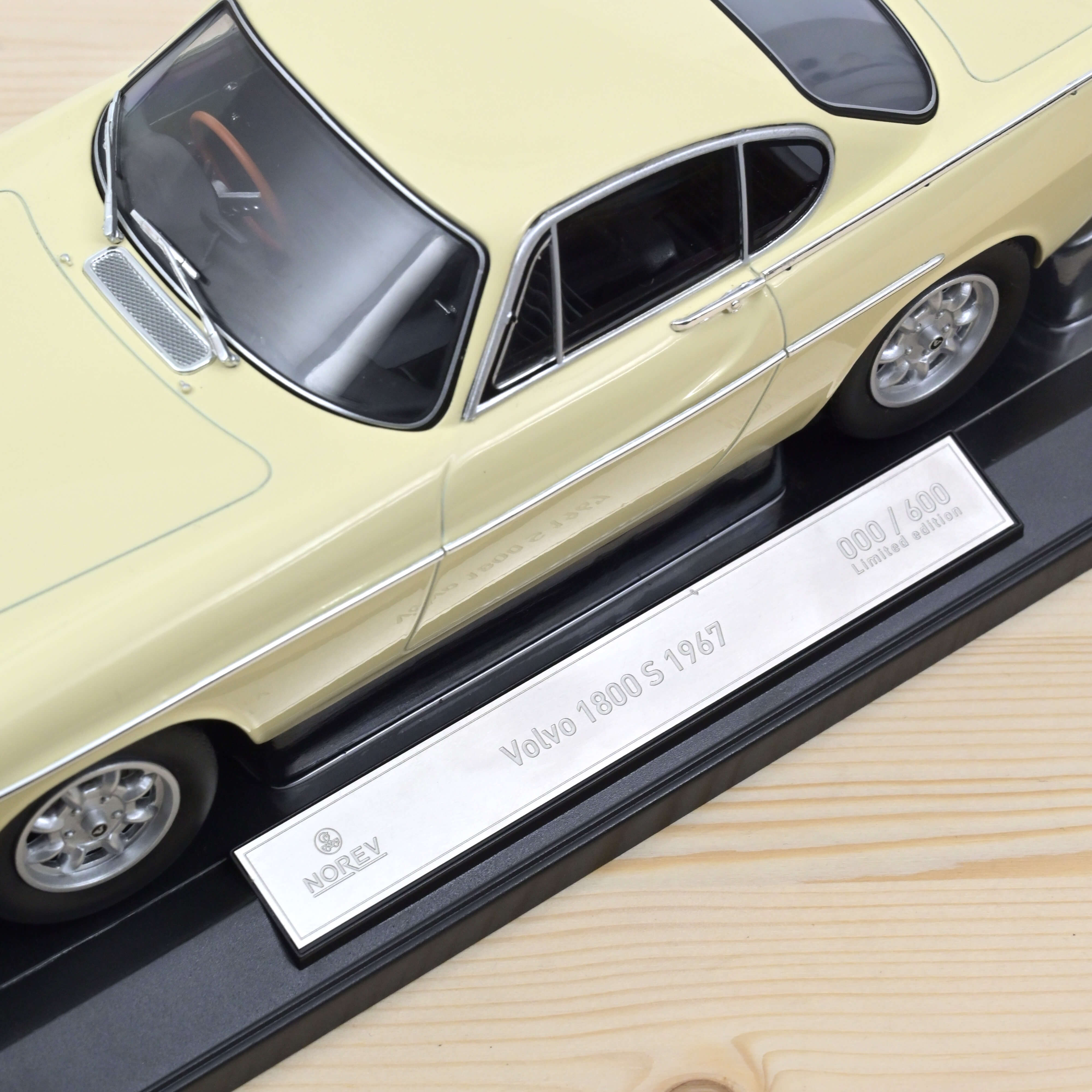 Volvo 1800 S 1967 Beige 1/18 - 600pcs